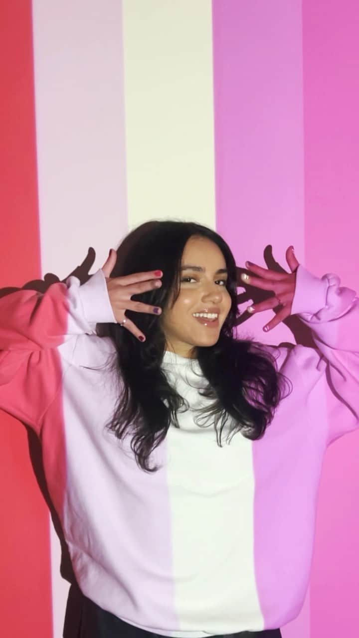 のインスタグラム：「Mês do orgulho tá aí e mais um mês estou nessa parceria linda com @risqueoficial para contribuir com o movimento #OrgulhoColorido, que inclusive é um projeto da marca que não é de agora viu? É presente no dia a dia, o ano inteiro! Compartilhei com vocês como me expresso através das cores e como foi meu processo de me entender como mulher lésbica.   Espero que isso inspire todes a se jogarem nesse universo de cores e estampar o orgulho de ser quem é! 🫶🏼🏳️‍🌈   #TáNasNossasMãos, #OrgulhoColorido #Publi」