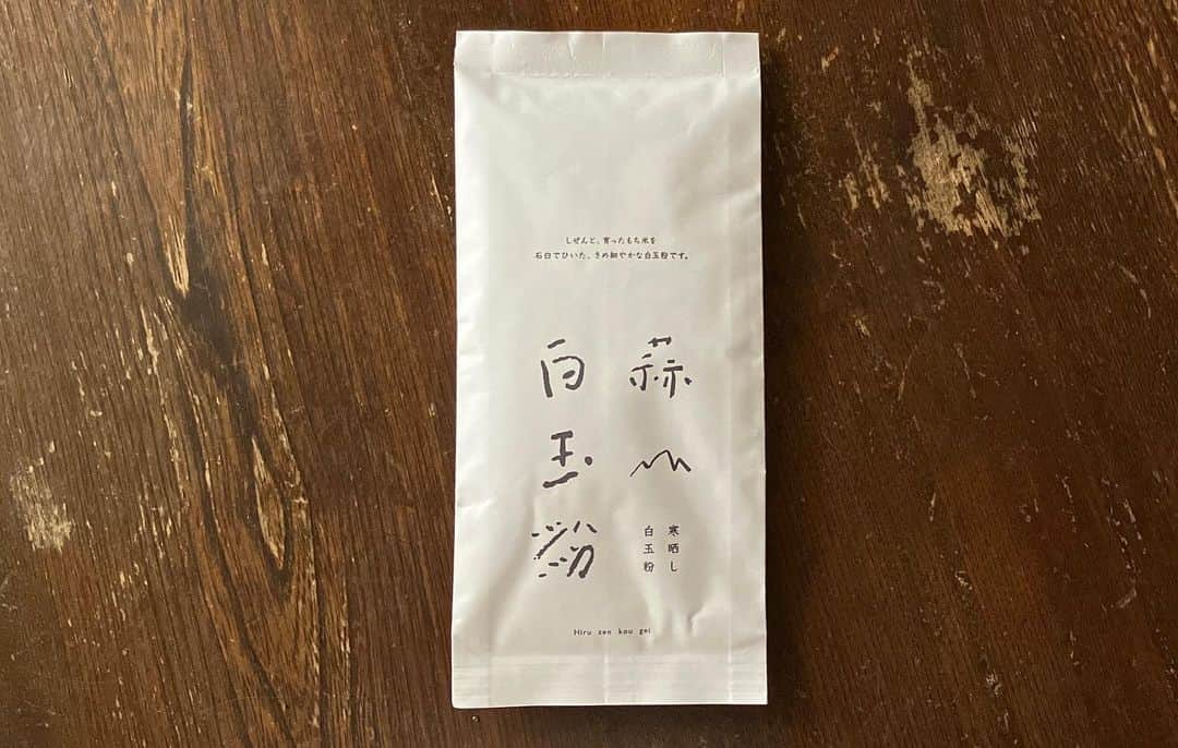 kanaさんのインスタグラム写真 - (kanaInstagram)「千栄さん便 五月  新茶の季節に届いたのは 京都産宇治抹茶を贅沢に使った便 抹茶の菓子に目が無い私は大喜び  抹茶の浮島  抹茶と緑茶の二層のみどりが美しく 季節の景色を切り取った様 口溶けの良い生地には 嬉しい甘納豆のアクセント  抹茶の米粉フィナンシェ  抹茶をしっかりと感じるフィナンシェ 和と洋が美味しく調和した 白餡入りの生地 ミルクティーにとても合う  小豆煮 最中皮と飴がけナッツ  千栄さんの美しい小豆煮は いつも取り合いに 笑 トースト 最中皮 蒜山工藝の白玉に 飴がけナッツがカリッと香ばしく 良いアクセントです  お茶クッキー  抹茶とほうじ茶のふたつのお味 嬉しい和三盆入り 珈琲を注いだパフェにも添えて  スペルト小麦のメープルクッキー  空を元気にクルクルと飛び回る 季節のツバメ型が可愛らしい しっかりと硬く焼き上げた 粉の旨味が噛むほどに ひろがります  千栄さん 美しく美味しい五月をありがとう  #千栄さん五月の便 #抹茶の菓子」6月28日 6時50分 - vanillabeansbouquets