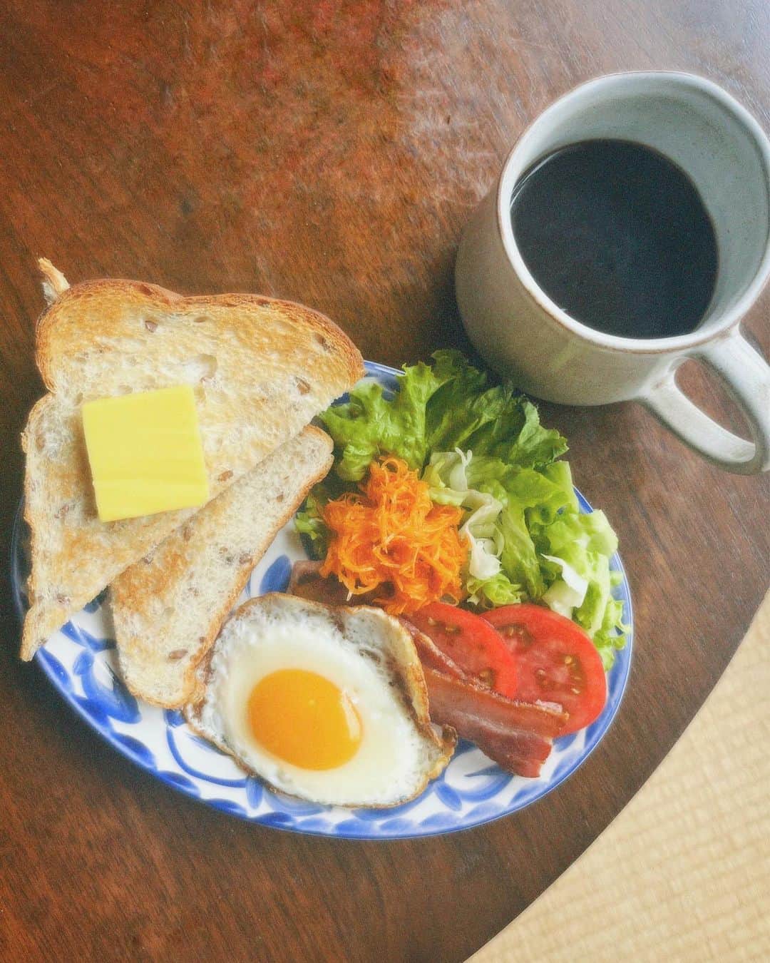 山神アリシアのインスタグラム：「#朝ごはん   ~キャロットラペ~(目分量) ホワイトバルサミコ酢　大さじ1 1/2 オリーブオイル　大さじ1 レモン汁　半分 塩胡椒　少々  いい感じに混ぜ合わせて、冷蔵庫で馴染ませる✨　簡単だけど美味しい。ホワイトバルサミコ酢は私の大好きな @oshiolive314 から」