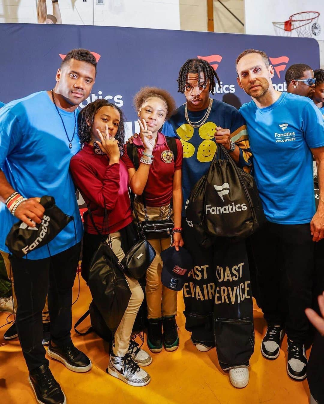 ラッセル・ウィルソンのインスタグラム：「Grateful to be part of @Fanatics' #MerchMadness giveaway, which contributed $20M+ across 100 locations nationwide. It was an honor to meet these exceptional students in Harlem, NY, their spirits fill me with hope!」