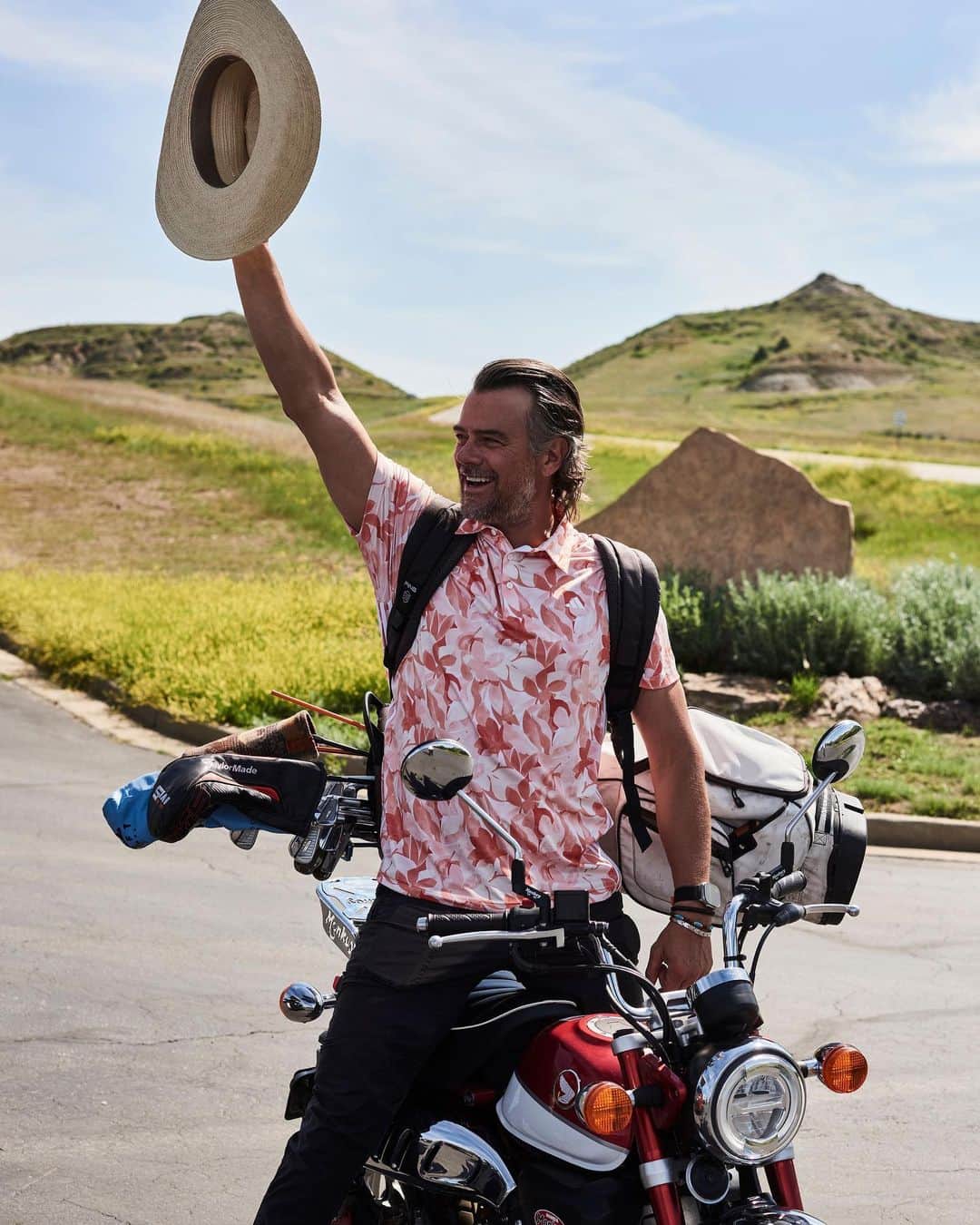 ジョシュ・デュアメルのインスタグラム：「Rolling through North Dakota on a trip with my buddies. #Legendary #HelloND #BeNDLegendary」