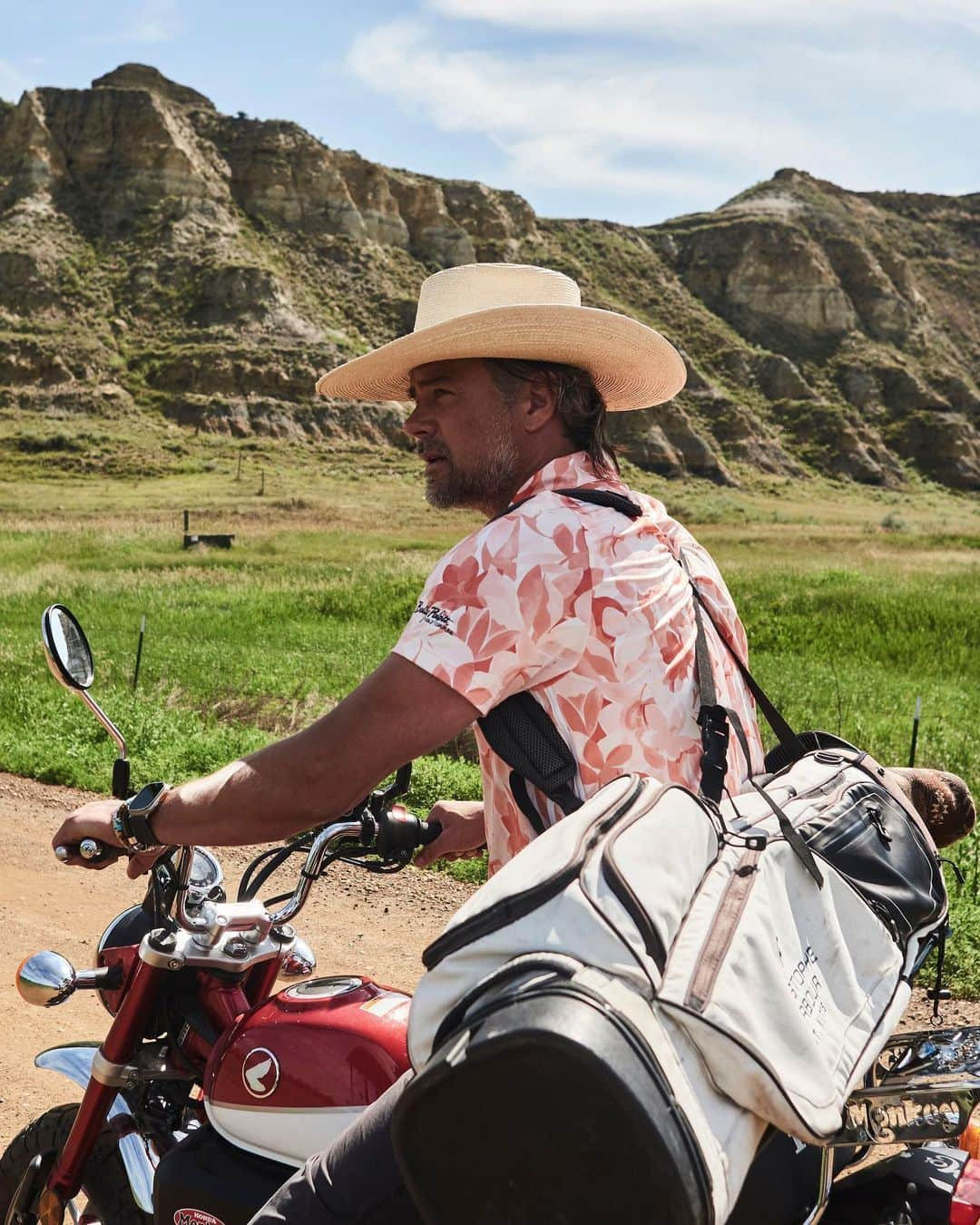 ジョシュ・デュアメルさんのインスタグラム写真 - (ジョシュ・デュアメルInstagram)「Rolling through North Dakota on a trip with my buddies. #Legendary #HelloND #BeNDLegendary」6月28日 6時55分 - joshduhamel