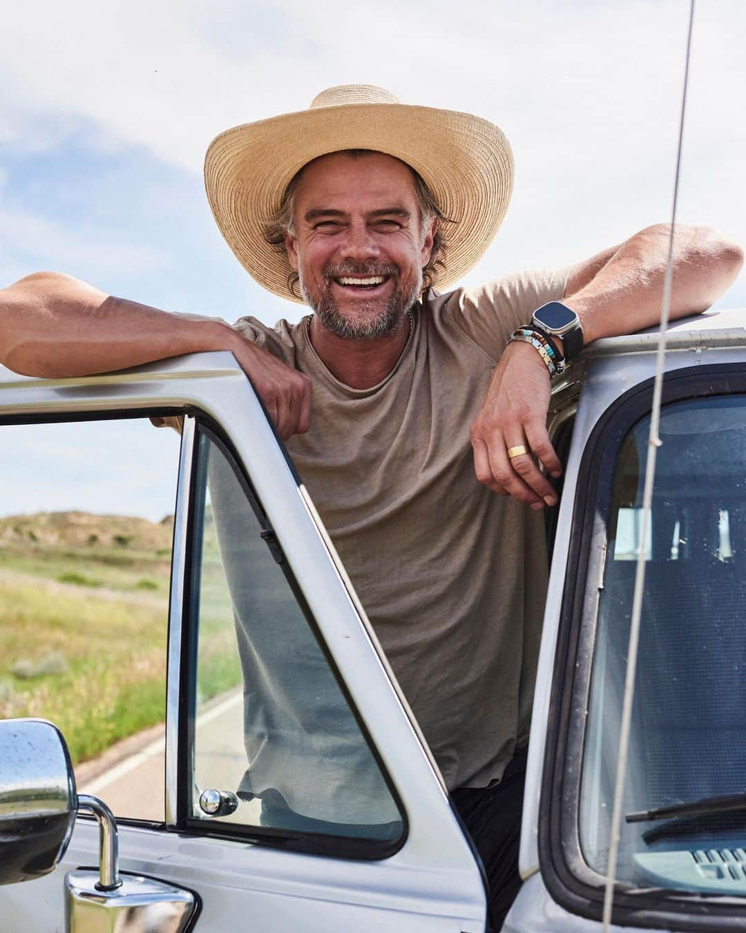 ジョシュ・デュアメルさんのインスタグラム写真 - (ジョシュ・デュアメルInstagram)「Rolling through North Dakota on a trip with my buddies. #Legendary #HelloND #BeNDLegendary」6月28日 6時55分 - joshduhamel