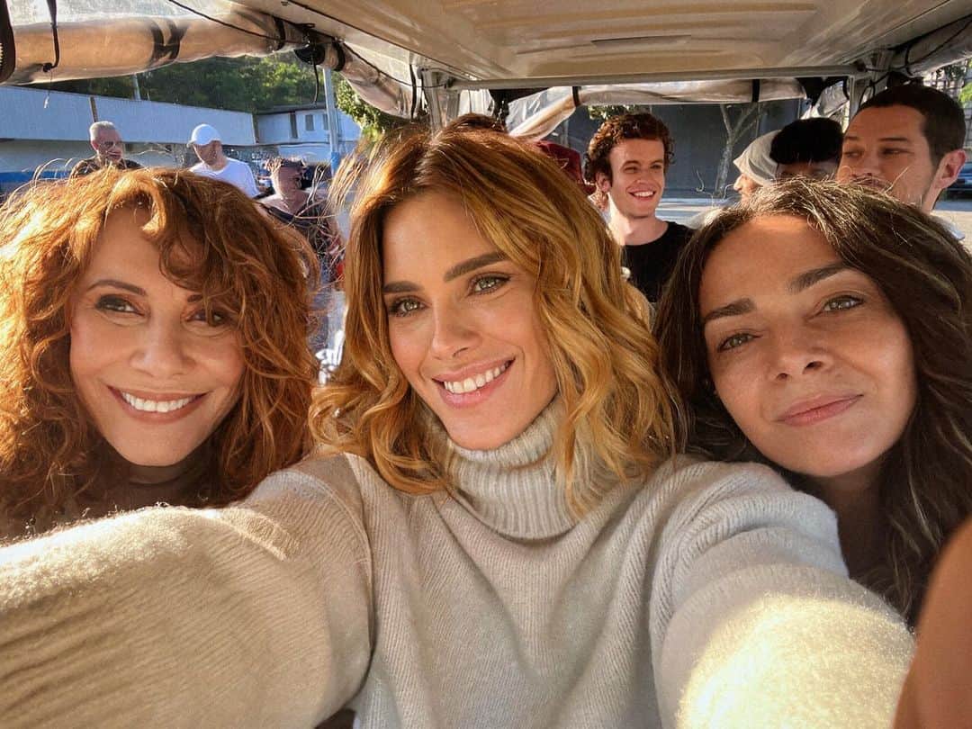 カロライナディークマンのインスタグラム：「se você tivesse duas mamis lindas assim…  o q vc faria?  eu mimo,  tiro foto,  babo,  e posto messsmo… hehehe  amo tus @rsorrah  @ohanareal   bora ver #vainafé  ja ja na tevê?」