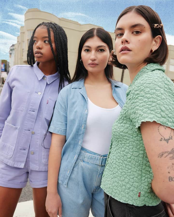Levi’sのインスタグラム：「If the sun’s coming out to play, so should your legs. From belted and baggy to Mom Jean realness, these denim styles are short on length, but never on fun.   Shop all of our good time-loving shorts at the link in bio or stories.」