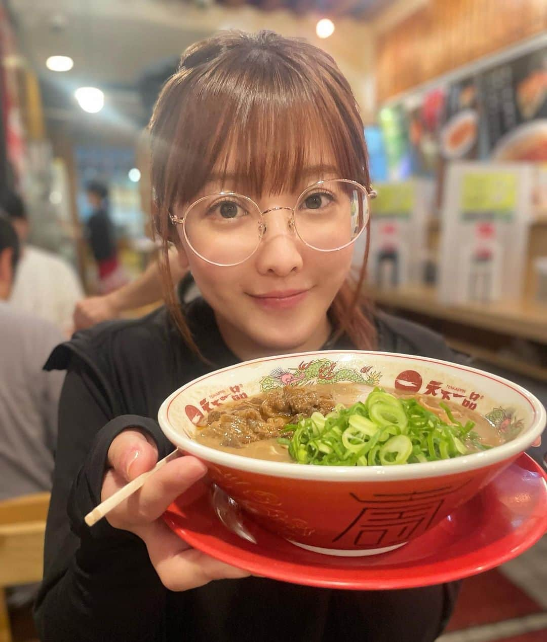 山本ひかるのインスタグラム：「大好きな天下一品総本店限定牛すじラーメンこってり\( ˶˙˙˶)/♡ #ラーメン #🍜 #天下一品 #天下一品総本店 #メガネ #丸メガネ #👓 #京都 #京都グルメ」