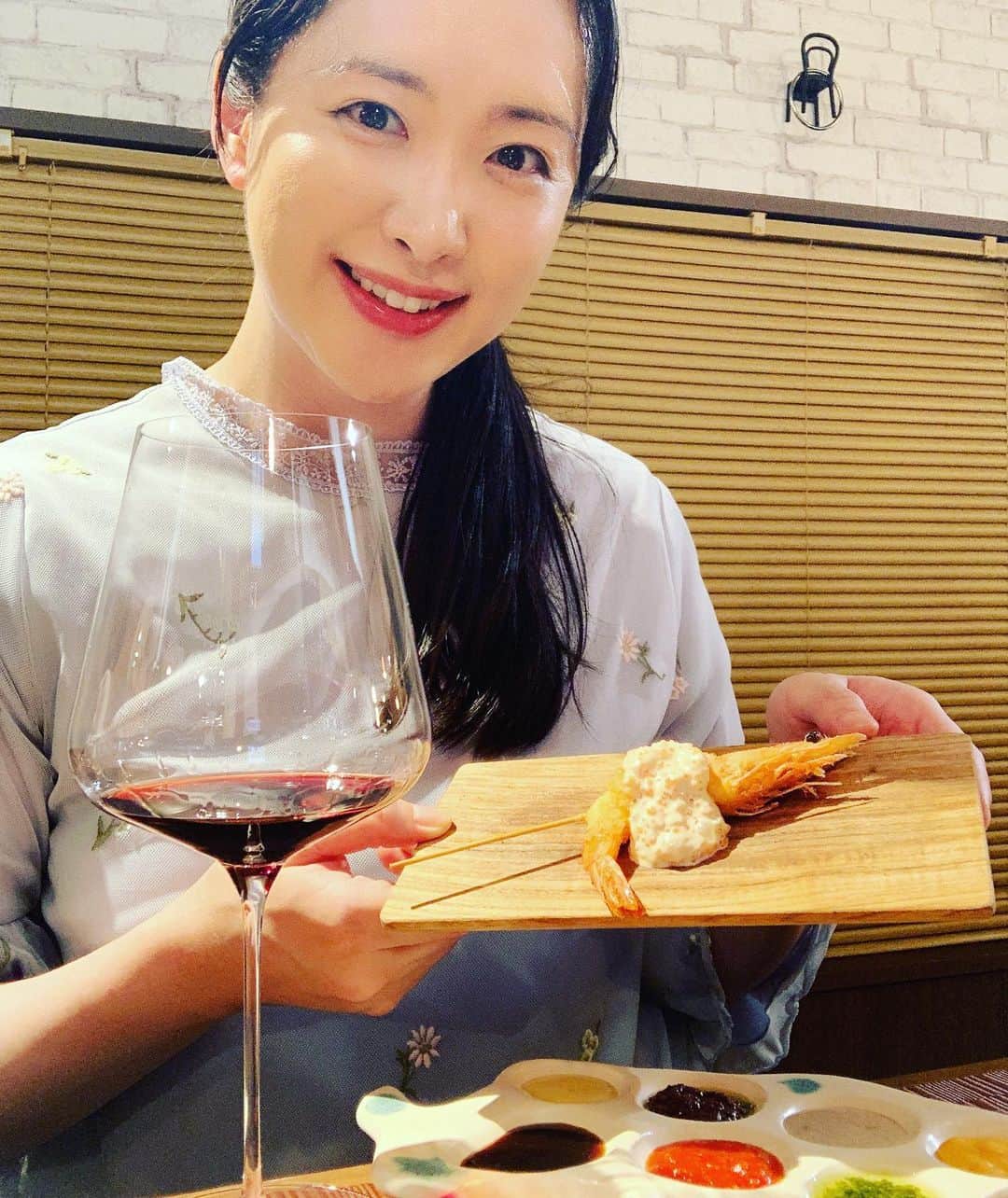 のインスタグラム：「🍾♡♡ 10種類の特製ソースと ペアリングソムリエ厳選 ワインで楽しむ🍷✨ 新感覚の串揚げたち✨✨  じゅみさんと初体験 してきましたッ✌️  @picoretta.osaka  シェフの方もすごく 気さくで素敵な方で 終始居心地が良く 楽しめました💕  串揚げ×ソース×ワインのペアリング ピコレッタにて ここでしか楽しめない 唯一無二のマリアージュ(*´꒳`*)💕 ⁡ こんなのはじめて💕 なソースは パレット仕立て✨🎨 ⁡  ＊串揚げのマリアージュコース＊ サラダ🥗 天使の海老 緑アスパラと生ハム 牛ホホ肉の赤ワイン煮 鰻玉 大根ボリート アボカドとチーズ イタリア産小玉葱とベーコン メンチカツバーガー アランチーニ ⁡ バケット トマトとモッツァレラのパスタ トリュフ香るリゾット  ⁡カシスのシャーベット ⁡ いやぁ〜もうほんと どれも美味しくって(๑>◡<๑)💕  おすすめすぎる♪♪  ＊ワインと串揚げ Picoretta＊ 📍 大阪府大阪市中央区平野町4-6-11  　　CoLaBo本町 1F  【月～金】11:30～14:00/17:00～23:00 　【土】17:00～23:00 ※日曜定休日 🚃淀屋橋駅徒歩4分/本町駅徒歩6分/肥後橋駅徒歩4分  #ゆきんこ #グルメ #淀屋橋  #淀屋橋ランチ #大阪串揚げ #淀屋橋グルメ  #肥後橋グルメ #本町グルメ  #本町ランチ #osakagourmet  #女子会ディナー #ピコレッタ」