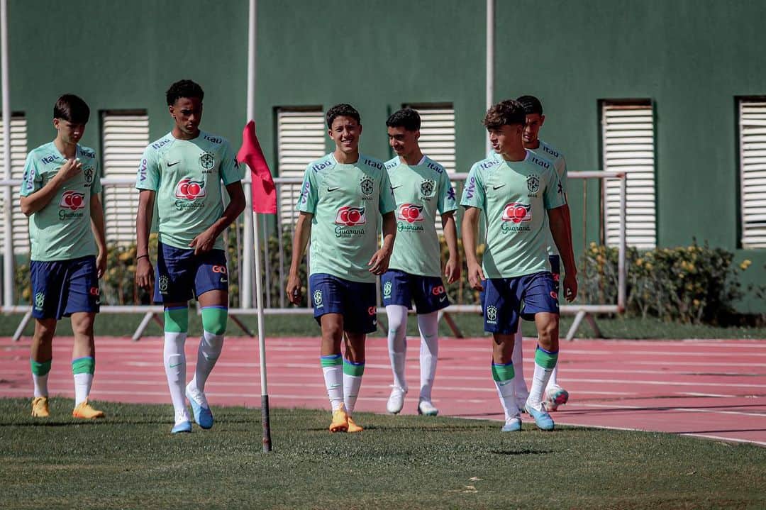 のインスタグラム：「A Seleção Brasileira Sub-15 dirigida pelo técnico Dudu Patetuci segue preparação para a estreia na Copa 2 de Julho em Salvador-BA  📸 @mauriciadamattaphoto」