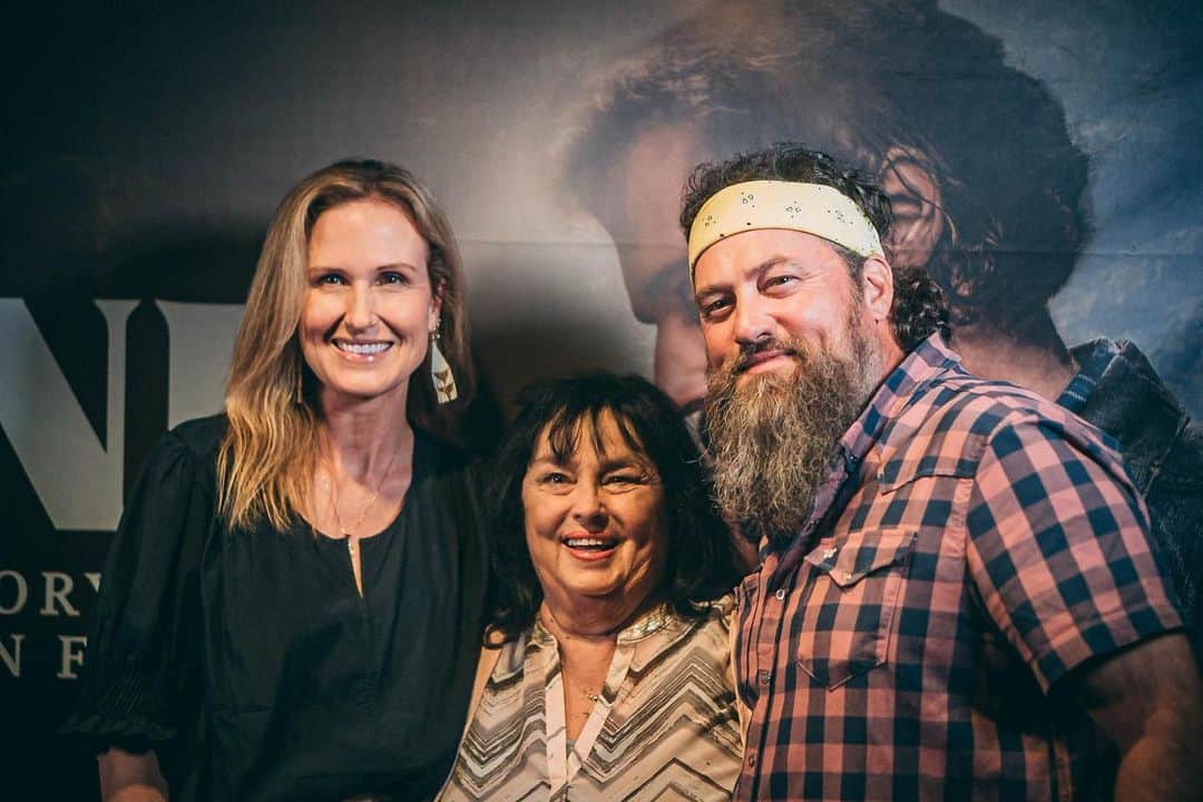 コリー・ロバートソンのインスタグラム：「We did a screening of @theblindmovie to family and friends on Sunday 😭 Most in the theatre @realwilliebosshog and I have known since birth, all connected in some way to our family story. I can’t get over how special it was. We sat by @officialphilrobertson and @officialmisskayrobertson and honestly it was tough. This is a witness to the hardest years of their lives on the big screen, but both have said from day one, if it helps someone come to know Jesus by sharing our struggle then let’s do it!  Kay bawled through the whole thing and had funny commentary like “I never read Life Magazine” haha! @sirobertson said a prayer at the end that had us all sobbing. There was not a dry eye in the house. I love our family so much and am so grateful for these two people that fought for their marriage and didn’t give up. I cannot wait to hear all of the stories of lives/families forever changed after seeing this story. Out in theaters Sept 28th can pre-buy your tickets now theblindmovie.com」