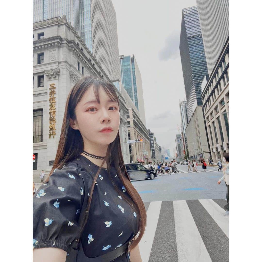 小泉みゆきのインスタグラム：「『みゆきちゃんのSNS、話題の幅が広すぎるし、8割くらい意味わからんし、暗号？って思うこともある。なんせ本人がなかなか出てこん』と今日も言われた。 前は9割と言われたこともあるけん、1割理解が増えたっぽくてよろこんどる。  写真は梅雨曇りの日本橋。 この辺は建築物見るだけでも飽きんけんだいすき🫶」
