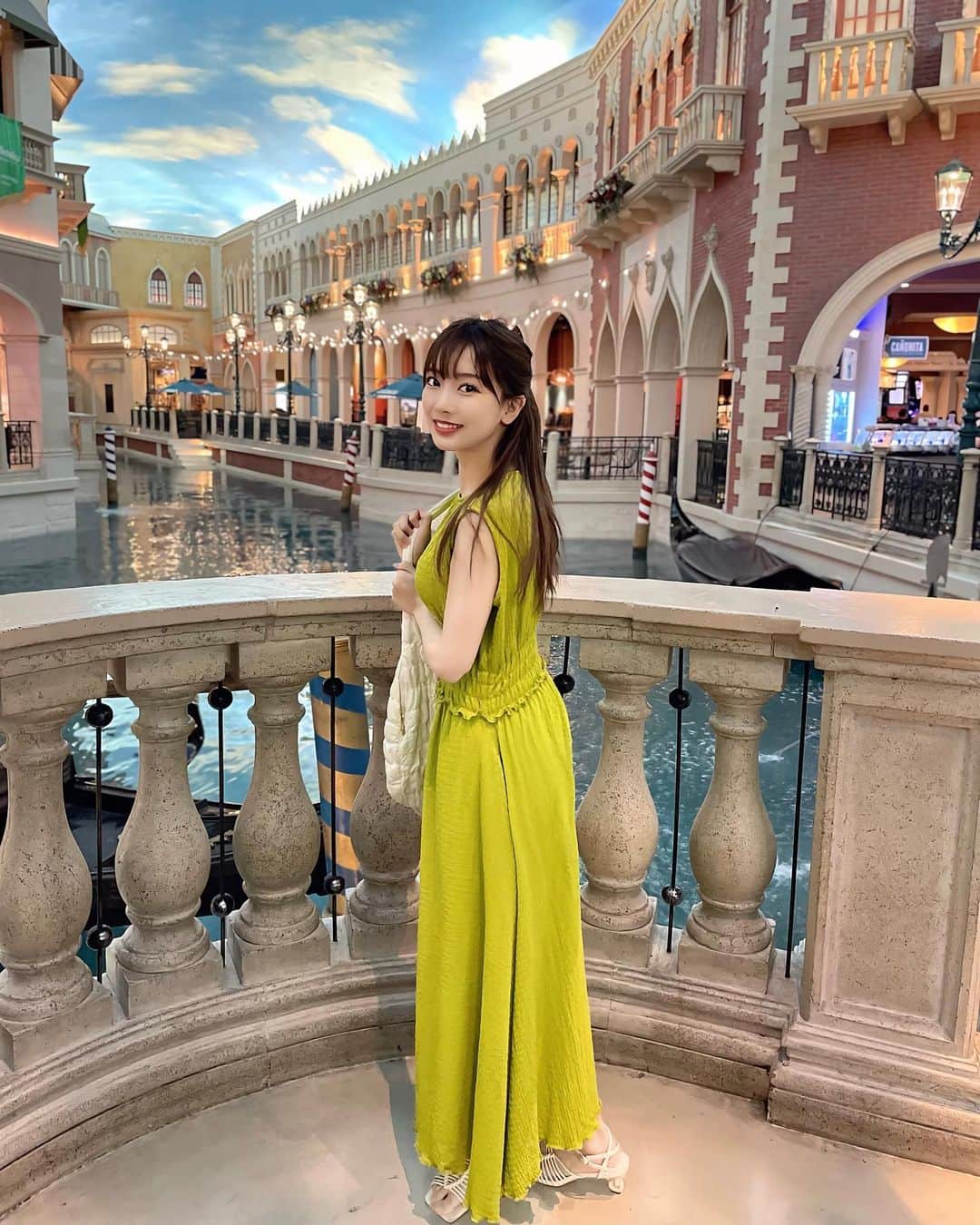 のインスタグラム：「おはよう⸜(* ॑꒳ ॑* )⸝ . America🇺🇸LasVegas The Venetian Resort ベネチアンホテルの建物の中！🏰 空も川も作り物なのに本物みたいに綺麗！！ イタリアの水の都、ベネチアをイメージしてるらしい(何で〜) ホテルの中に街があるみたいで半分迷子だった思い出🌀 . まだあと少しアメリカの写真あったけん載せてく🤣♡ . . onepiece: #moussy  shoes: #eimyistoire  . #アメリカ #アメリカ旅行 #america #lasvegas  #venetian #ラスベガス #ラスベガス旅行」