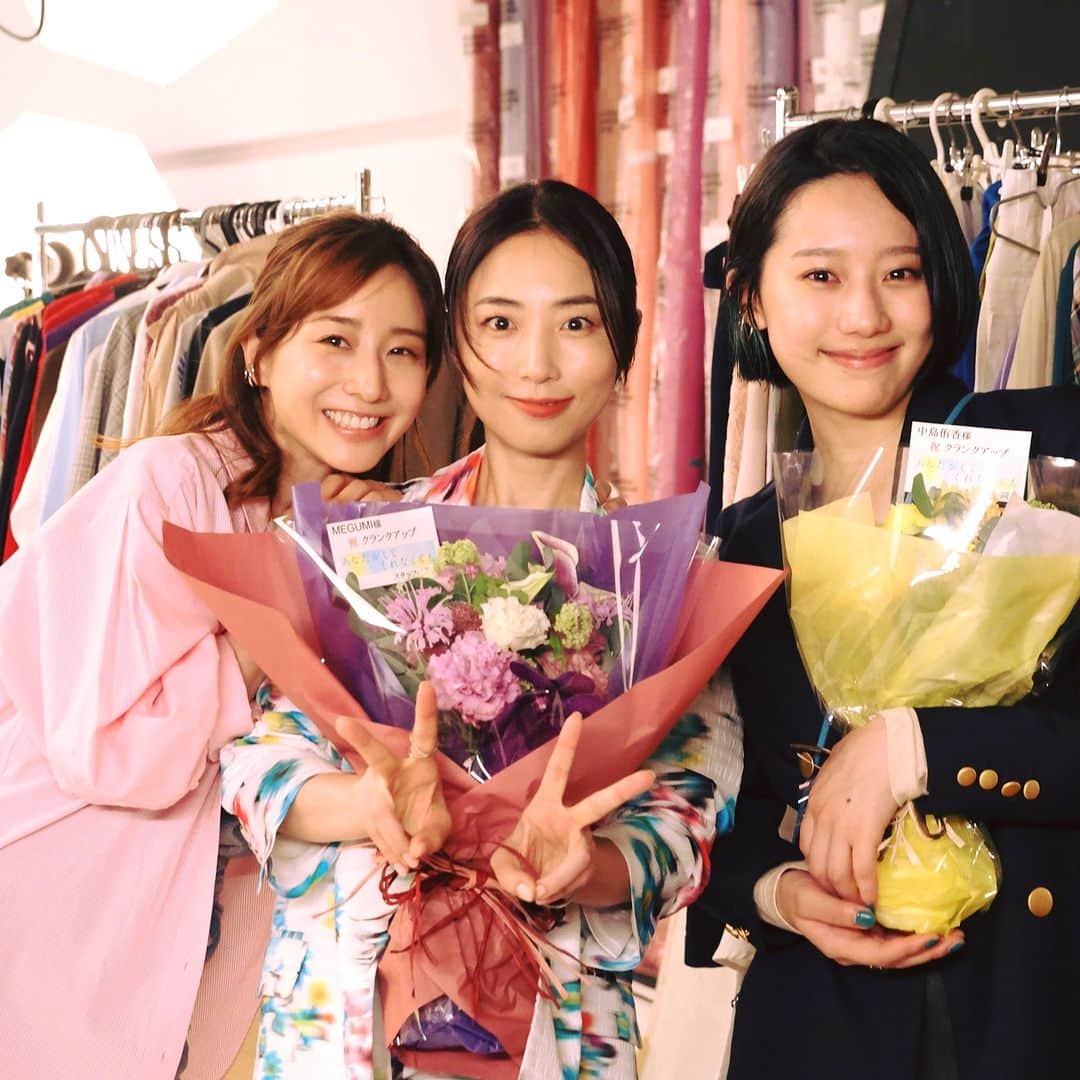 のインスタグラム：「💐 🫧 #あなたがしてくれなくても 🫧  楓の良き相談役でもあった GINGER編集長・川上圭子役 #MEGUMI さん  そして後輩・横井加奈役 #中島侑香 さんがクランクアップ💐 #田中みな実 さんと記念写真を📸  Twitterでは クランクアップの模様を 動画でお届け🎥✨  📣11話の #TVer 見逃し無料配信は特別編放送まで 　  まだの方ももう一度見たい方も 　  お見逃しなく👀✨ 📺1~3話も変わらず無料配信中   プロフィール欄のリンクからチェック」