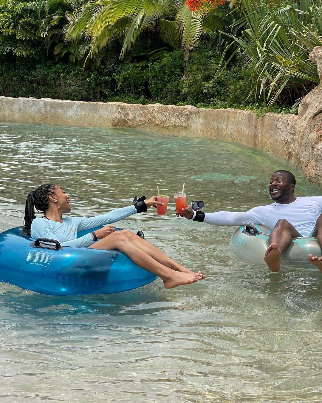 エドウィン・ホッジのインスタグラム：「Catch me on @entertainmenttonight tonight! It’s get a lil wet and wild with @nischelleturner and @kevinfrazier.  The screams you hear on the slide were extra added sound effects! Tune into an encore airing of the @fbicbs crossover tonight as well!!」