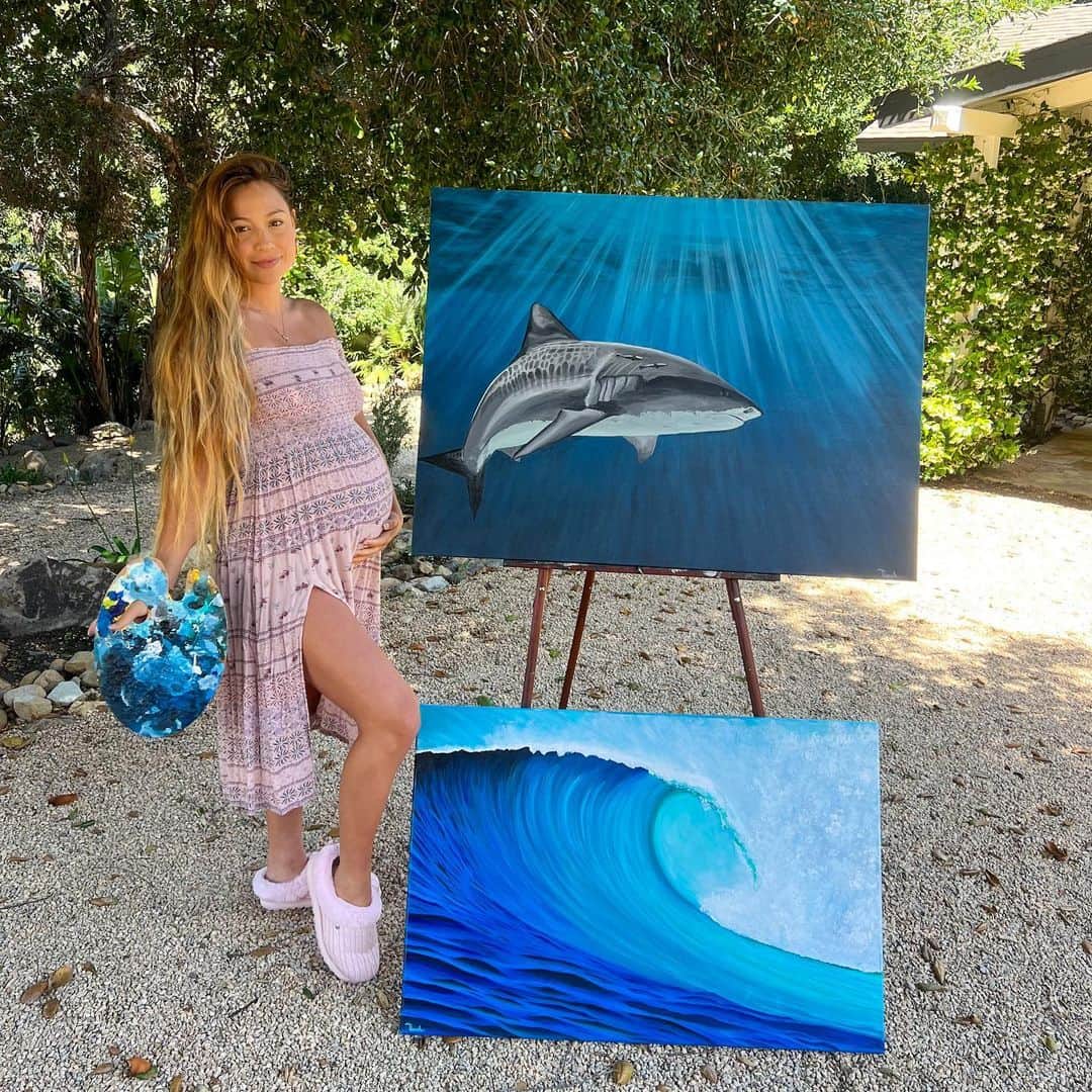 ティア・ブランコのインスタグラム：「Just finished these two pieces that I named ‘Karma the Tiger Shark’ & ‘Rifles’ 💙💙💙 Painting has brought me so much peace during this time. It been so fun working on a new art portfolio for my site that is in the works now. Thank you for love on @artbytiarah 🙏🏽👩‍🎨」