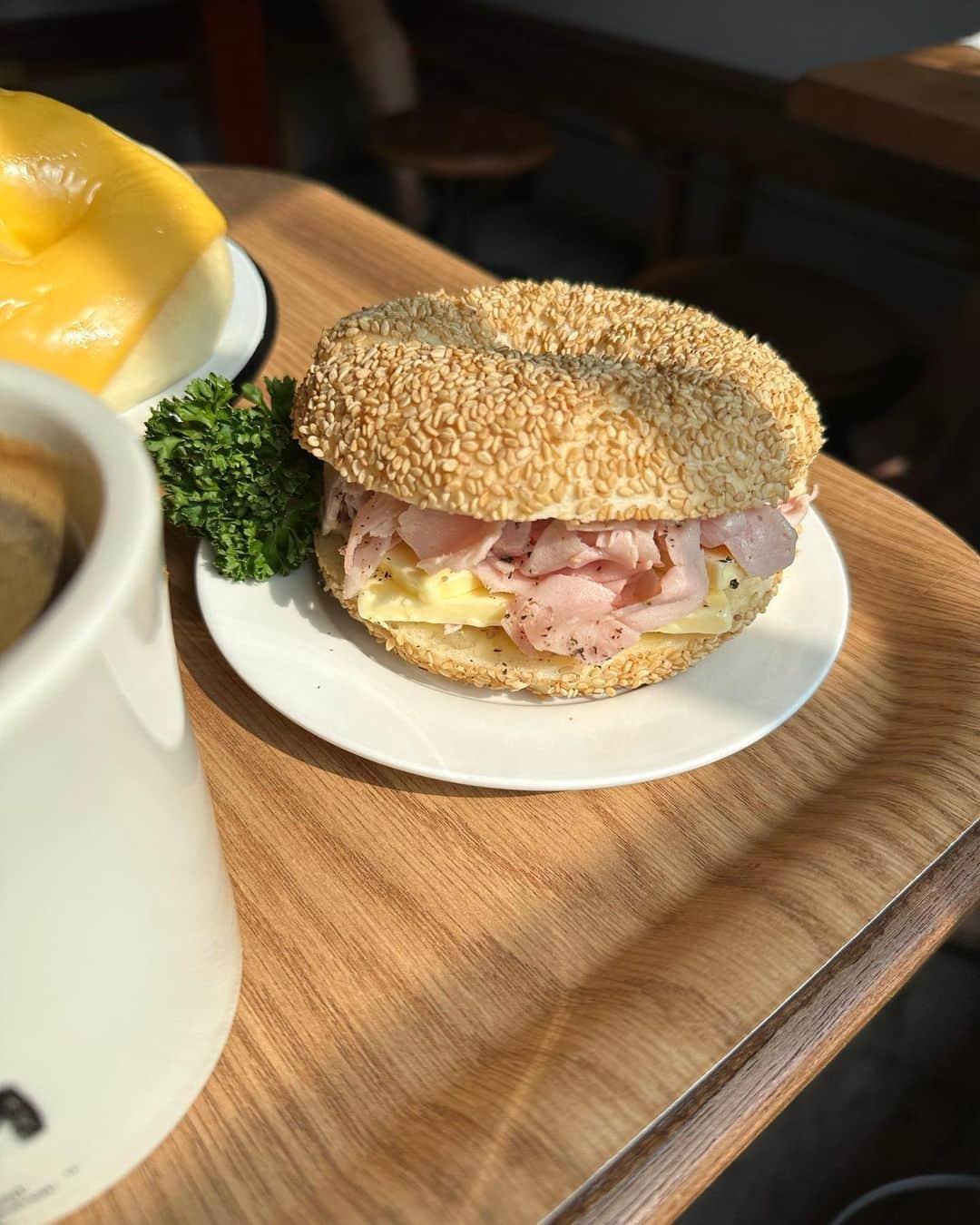 西村彩香さんのインスタグラム写真 - (西村彩香Instagram)「.  @london.bagel.museum 🥯  朝5時に起きて 最寄駅着いて並んでそうな予感して 焦って走って転けて 1時間半並んで食べたベーグルは それはそれは美味しかったです🥯🫢  ニラとクリームチーズが 人気そうなので選んだけど シンプルなバターだけ挟んだやつが１番好きだった🫶  韓国のパン屋さんは どこ行ってもニラ＆クリームチーズ。 流行ってるの？🤔  #londonbagelmuseum  #ロンドンベーグルミュージアム #韓国カフェ #狎鴎亭カフェ #런던베이글뮤지엄  #압구정카페 #leimoni_korea」6月28日 8時05分 - leimoni_n