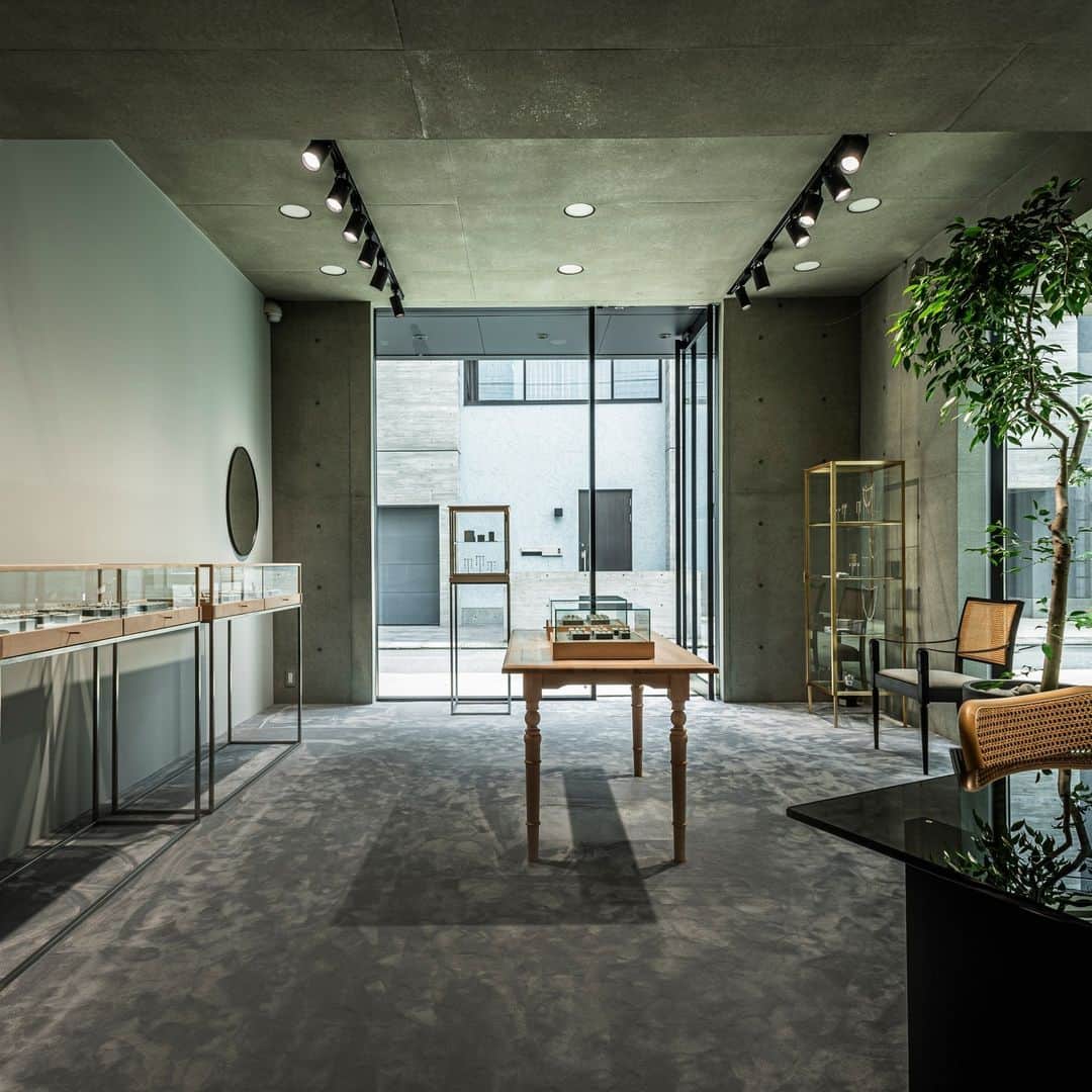 サトミ カワキタさんのインスタグラム写真 - (サトミ カワキタInstagram)「We are thrilled to announce the opening of Satomi Kawakita Jewelry's first-ever retail store in Tokyo, Japan. This summer, Satomi's lifelong dream will come true as her exquisite jewelry creations find a new home in the heart of Tokyo.⁠ ⁠ Celebrating 21 years since Satomi moved to the United States and 15 years since she first launched her brand, this store opening marks a significant milestone in her journey. It all began in a small bedroom where Satomi discovered her love for jewelry and the art of jewelry making.⁠ ⁠ Satomi's designs blend traditional Japanese aesthetics with contemporary elegance, resulting in breathtaking pieces that tell stories and evoke emotion. What sets Satomi Kawakita Jewelry apart is its unwavering commitment to ethical and sustainable practices. Each piece is meticulously crafted using responsibly sourced materials and environmentally conscious production methods. Satomi believes that beauty should never come at the expense of our planet, and her jewelry reflects that ethos.⁠ ⁠ The new store will be a sanctuary of craftsmanship, where you can immerse yourself in the beauty and artistry of Satomi Kawakita Jewelry. From delicate engagement rings to unique statement pieces, each creation is meticulously crafted with utmost care.⁠ ⁠ Our hope is that this store becomes a space where connections are forged, where objects and people intertwine, and where new stories are woven.⁠ ⁠ We can't wait to welcome you to this extraordinary space, where Satomi's vision will come to life.⁠ ⁠ Join us as we celebrate Satomi's incredible achievements and embark on this exciting journey together.⁠ ⁠ Thank you so much for all of your support and we are so grateful to have this opportunity.⁠ ⁠ ⁠ Satomi Kawakita Tokyo⁠ 1st Floor A, N building 5-13-4 Minami-Aoyama, Minato-ku, Tokyo Japan 107-0062⁠ 03-6427-6899⁠ ⁠ Open: 12-7pm⁠ Closed: Monday and Tuesday⁠」6月28日 8時16分 - satomi_kawakita_jewelry