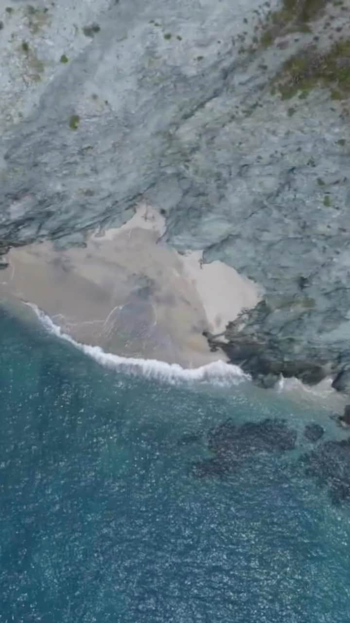タリアナ・バルガスのインスタグラム：「Cuanta basura creen que sacamos de esta playa paradisíaca en Santa Marta? Es de ver y no creer.. Por eso la única invitación es de ser más conscientes del plástico de un solo uso y resaltar el trabajo heroico que hacen los recicladores a diario.. Gracias @isdincolombia @greensoulsglobal #IsdinBlueWave」