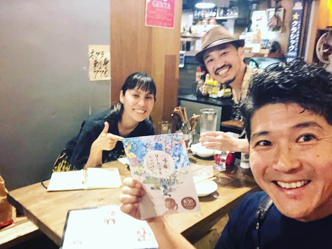 MONKYのインスタグラム：「昨日、レッスンで横浜waccaに行ったらマイメン鈴木井咲とボーカルの千尋ちゃんと遭遇🛸🛸🛸 @isakusuzuki   ８月１０日に横浜サムズアップで豪華メンバーでリリースパーティーをするってことで、打ち合わせ中でした。  最好なミュージシャン達とつくりさだすリトルコスモな音楽♬  めっちゃ行きたい！！  ８月１０日、サムズアップ  お見逃しなくっ  詳しくは千尋ちゃんのコチラ @anita_chihiro」