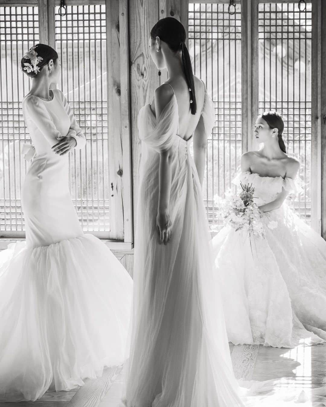 SOYOO BRIDALさんのインスタグラム写真 - (SOYOO BRIDALInstagram)「.  SOYOO BRIDAL x LACIEL  2023 STYLING PHOTO SHOOT    Dress /  #소유브라이덜  @soyoobridal_official  Directing / #라씨엘 @laciel.co.kr  Venue & FLOWER / #성북송재 @seongbuk_songjae  Photographer / #이경호포토그라피 @leekyungho_photograph  Video / #리스투아 @l.histoire__official H&M /#김청경헤어페이스 @kimchungkyung_hairface  Bouquet / #르부케 @le_bouquet_」6月28日 8時25分 - soyoobridal_official