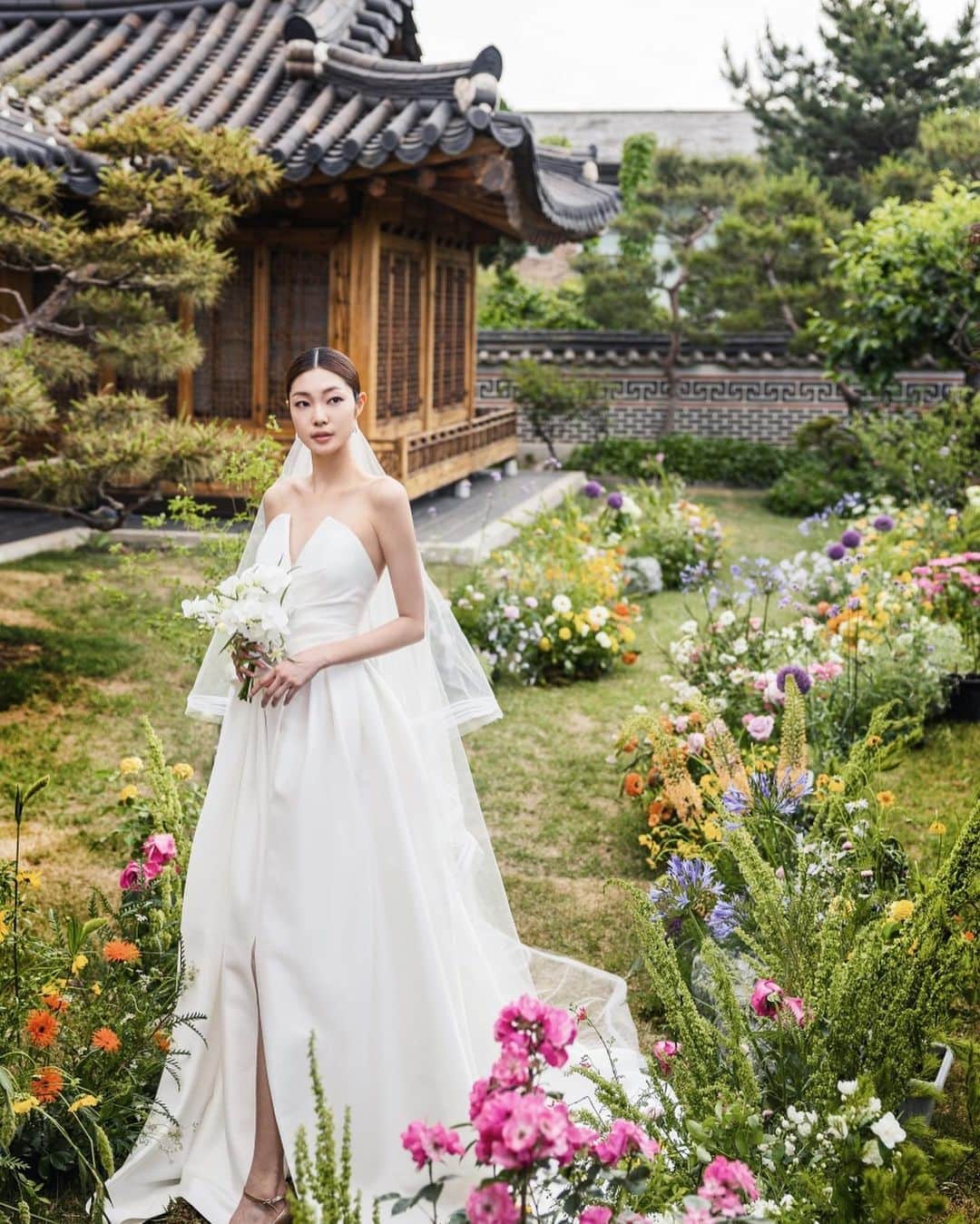 SOYOO BRIDALさんのインスタグラム写真 - (SOYOO BRIDALInstagram)「.  SOYOO BRIDAL x LACIEL  2023 STYLING PHOTO SHOOT    Dress /  #소유브라이덜  @soyoobridal_official  Directing / #라씨엘 @laciel.co.kr  Venue & FLOWER / #성북송재 @seongbuk_songjae  Photographer / #이경호포토그라피 @leekyungho_photograph  Video / #리스투아 @l.histoire__official H&M /#김청경헤어페이스 @kimchungkyung_hairface  Bouquet / #르부케 @le_bouquet_」6月28日 8時25分 - soyoobridal_official