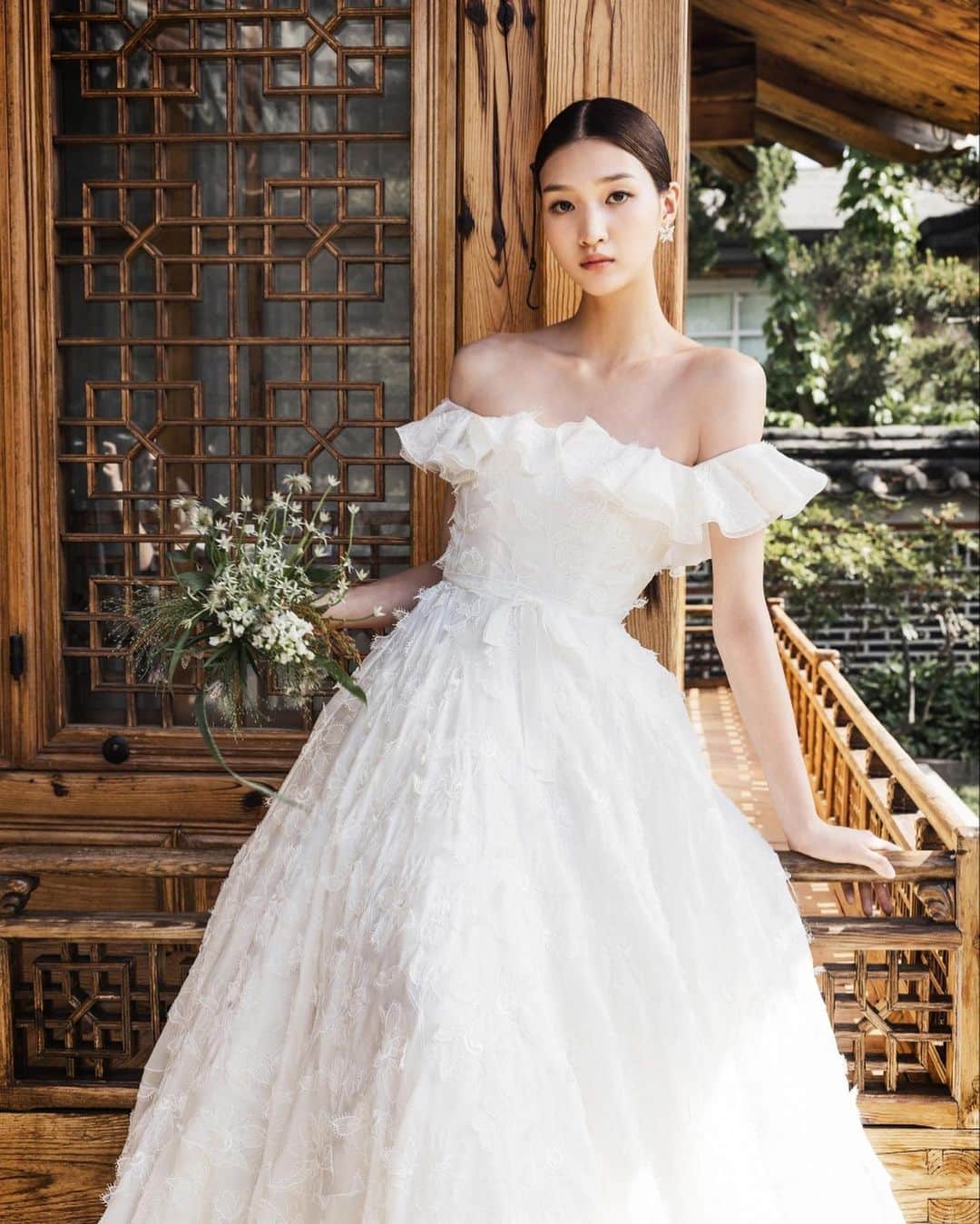 SOYOO BRIDALさんのインスタグラム写真 - (SOYOO BRIDALInstagram)「.  SOYOO BRIDAL x LACIEL  2023 STYLING PHOTO SHOOT    Dress /  #소유브라이덜  @soyoobridal_official  Directing / #라씨엘 @laciel.co.kr  Venue & FLOWER / #성북송재 @seongbuk_songjae  Photographer / #이경호포토그라피 @leekyungho_photograph  Video / #리스투아 @l.histoire__official H&M /#김청경헤어페이스 @kimchungkyung_hairface  Bouquet / #르부케 @le_bouquet_」6月28日 8時25分 - soyoobridal_official
