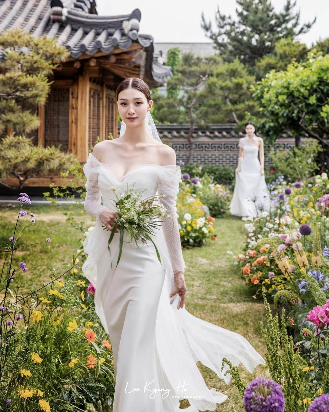 SOYOO BRIDALさんのインスタグラム写真 - (SOYOO BRIDALInstagram)「.  SOYOO BRIDAL x LACIEL  2023 STYLING PHOTO SHOOT    Dress /  #소유브라이덜  @soyoobridal_official  Directing / #라씨엘 @laciel.co.kr  Venue & FLOWER / #성북송재 @seongbuk_songjae  Photographer / #이경호포토그라피 @leekyungho_photograph  Video / #리스투아 @l.histoire__official H&M /#김청경헤어페이스 @kimchungkyung_hairface  Bouquet / #르부케 @le_bouquet_」6月28日 8時25分 - soyoobridal_official