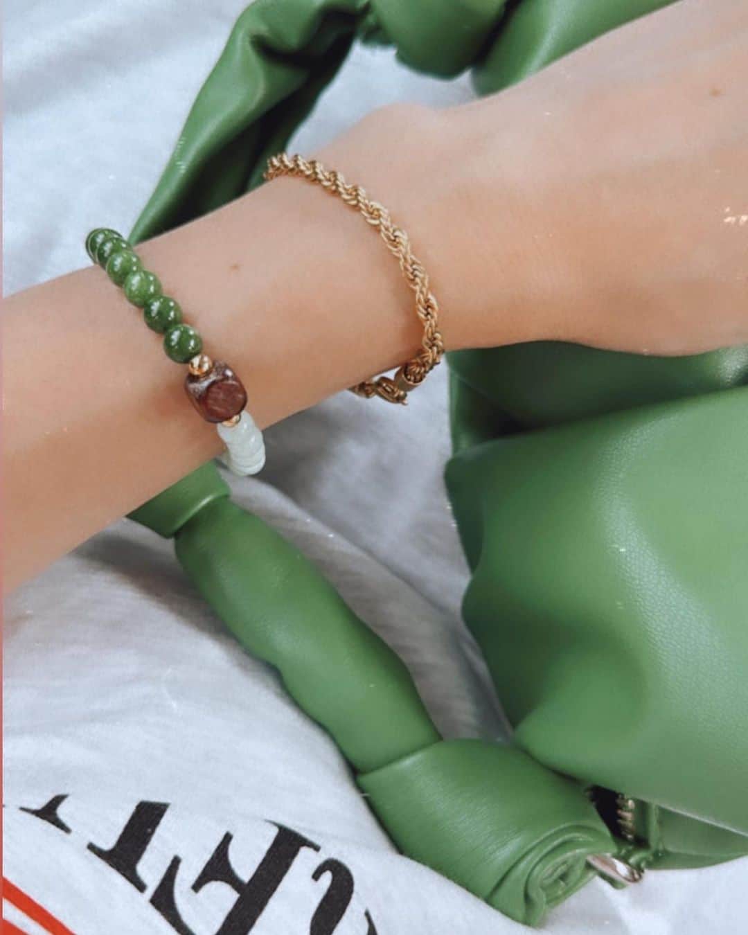 難波サキのインスタグラム：「-𝐦𝐚𝐭𝐜𝐡𝐢𝐧𝐠💚  bracelet/ @cene_316l  もう一つはパワーストーン🫶🏻  アクセはやっぱりゴールド派✨  #cene」