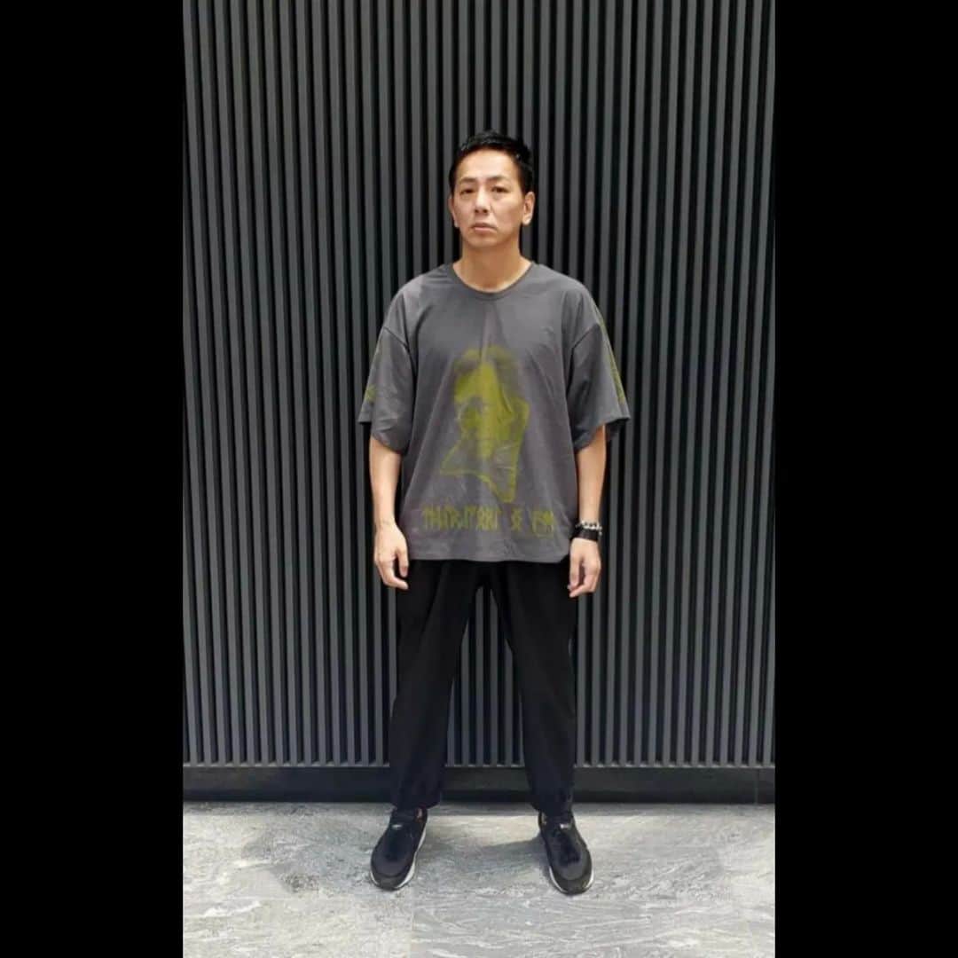 信國太志のインスタグラム：「New Resist T.Shirtsの受注を承ります。 アルベール·カミュの I Resist Therefore I Am. (我抵抗す、故に我あり) というに触発されて RESIST=抵抗の言葉をルーン文字で肩にプリント。前面はカミュの肖像。 全てNo.とお名前入り、手刷り手作り size;M(womens)L(写真)(小柄な男性はM推奨) color;チャコール(写真)、ホワイト 納期~7/末 ¥16000+Tax ※色は多少のブレが予想されます。 ディテール他写真はコメント欄に。 (Big thanks to @takahirookazawa )」