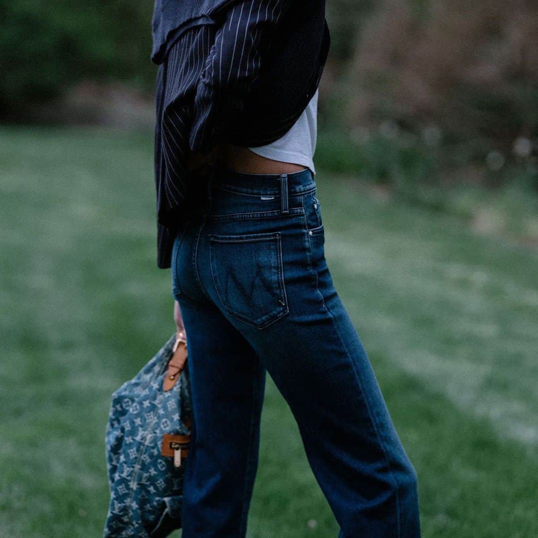 motherdenimのインスタグラム：「The Rambler Zip Ankle in High Tide.」