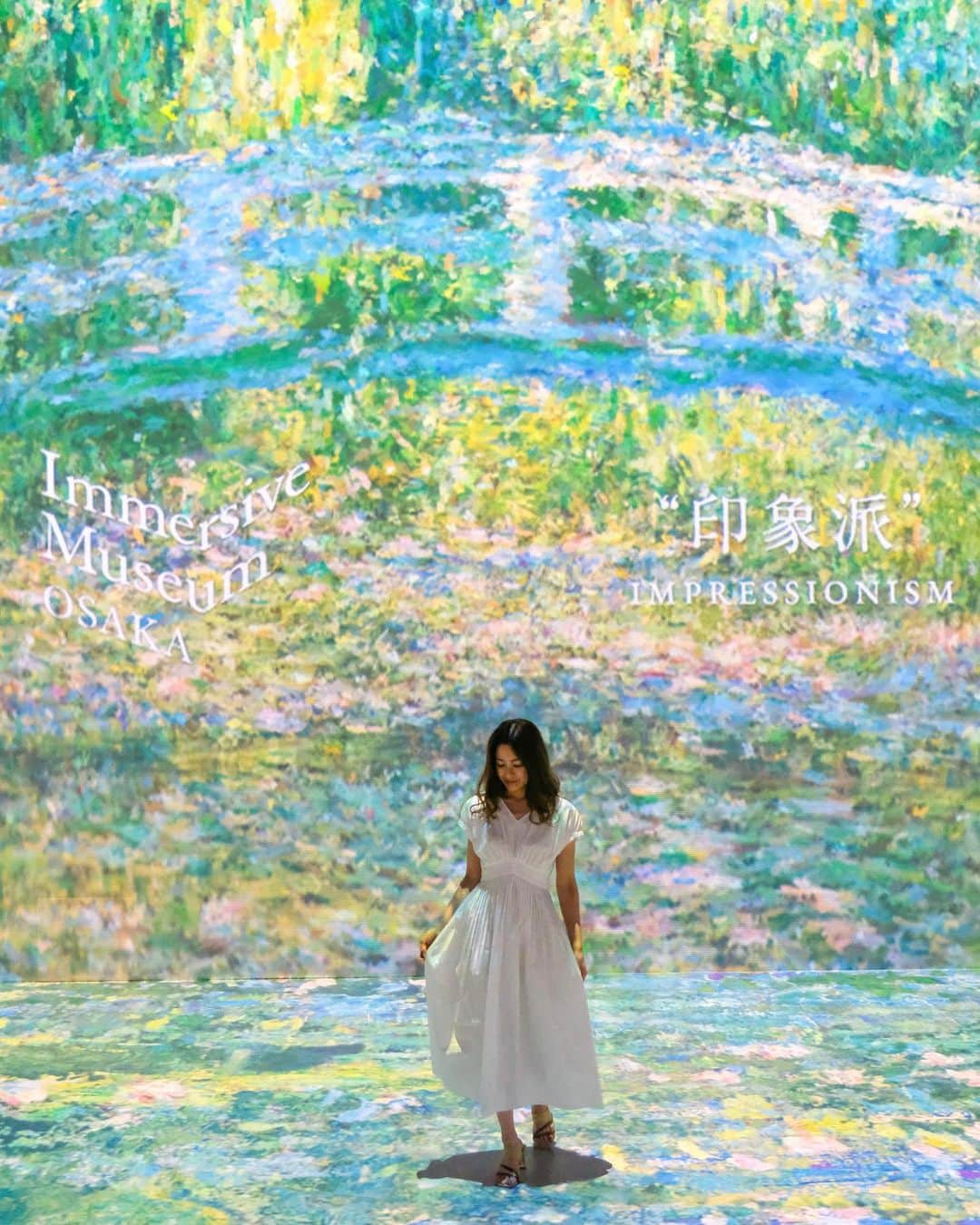 ASUKAのインスタグラム：「. Immersive Museum OSAKA🖼  絵画作品が壁から床まで音楽と共に投影され、座りながら鑑賞できる没入体験型ミュージアム。  今回のテーマは“印象派”IMPRESSIONISM✨  クロード・モネ《睡蓮》をはじめ、エドガー・ドガの《踊り子》、ピエール＝オーギュスト・ルノワールの《ムーラン・ド・ラ・ギャレットの舞踏会》など、印象派を代表する8名の画家が制作した約80作品を映像化したものが楽しめます。  鑑賞する絵画から体感する絵画へ…✨  📸 @__k_y_o__   @immersive.museum_osaka  @immersive.museum   イマーシブミュージアムオオサカ (Immersive Museum OSAKA) 開催期間：2023年6月17日(土)～9月6日(水) 営業時間：10:00～20:00(19:00最終入場) 会場：堂島リバーフォーラム 住所：大阪府大阪市福島区福島1-1-17 料金：一般 2,500円、中・高生 1,700円、小学生 700円  #immersive #immersivemuseum #immersivemuseumosaka #堂島リバーフォーラム #没入体験型ミュージアム #没入体験#アート #アート鑑賞」