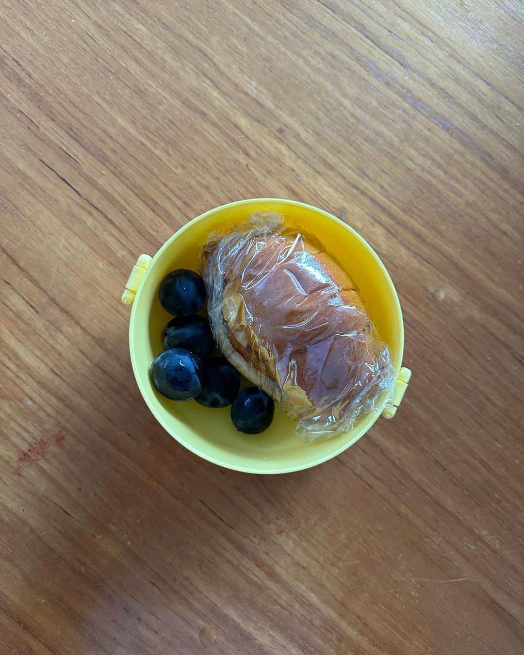 栗原友さんのインスタグラム写真 - (栗原友Instagram)「#クリトモの娘弁当 バターロールにチョリソー3本挟んでケチャップとマヨネーズ味にしただけのサンド。今日は午前授業だから軽めにしてなんか美味しいものを食べに行こうかと思ってるんだー。なにがいいかな。 昨日は夕飯にどーしても焼きたてのピザが食べたくて、ご近所家族を誘って近所のピザ屋さんでバースデーディナーでした🍕 気軽に誘って気軽に来てくれる、そんなご近所さんとの関係が幸せだなと感じた💛」6月28日 8時40分 - kuri__tomo