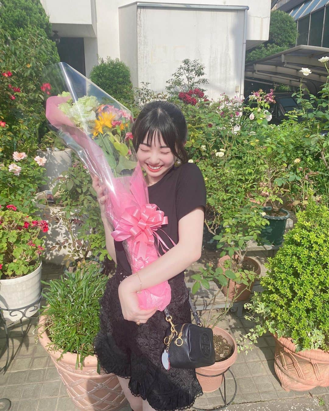  小浜桃奈さんのインスタグラム写真 - ( 小浜桃奈Instagram)「💐 今日は私が去年からブランドアドバイザーを務めている コスメブランド @witchspouch_jp 💄 の撮影と打ち合わせでした✨️ そして大きな花束頂きました！！嬉しい！！  中1からコスメに関わるお仕事をしたいと思い10代最後に叶った夢！優しい皆さんとお仕事出来て幸せです🌈  撮影前トリートメントとカットとアレンジして頂きました🪄 @cachetaro さん @aramin_59 さん いつもありがとうございます🧸」6月28日 19時32分 - momona_kohama