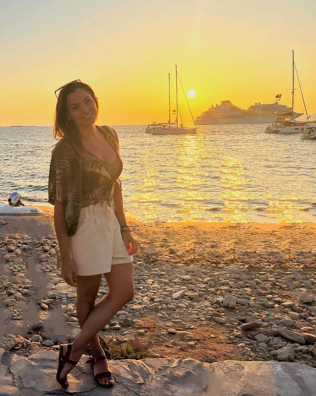 ルイス・グローバーさんのインスタグラム写真 - (ルイス・グローバーInstagram)「Sunsets in Green#k islands 🧡 #goldenhour #sunsets」6月28日 19時36分 - louiseglover