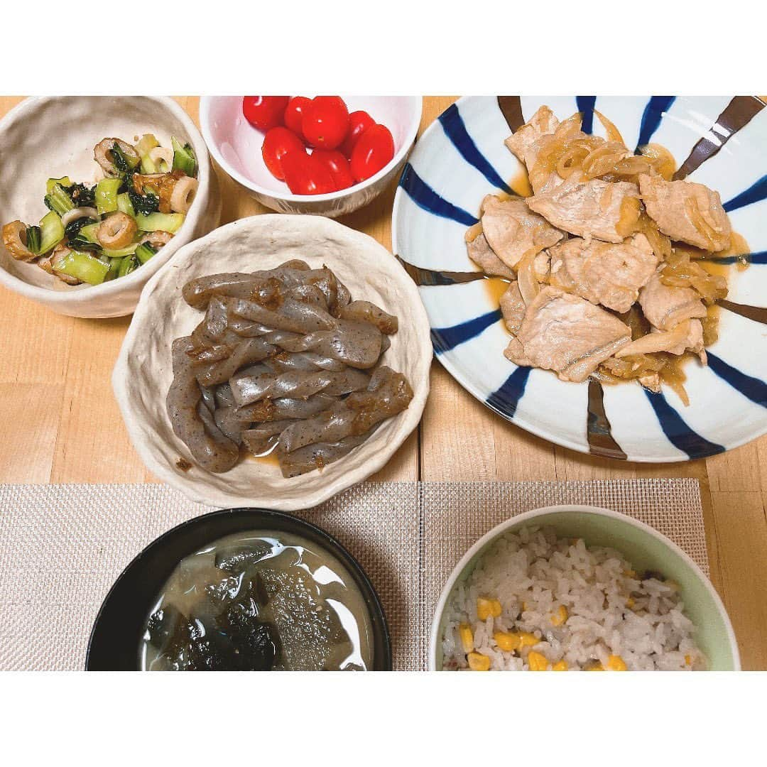 望月みささんのインスタグラム写真 - (望月みさInstagram)「美からだごはん🍚  ・豚肉の生姜焼き ・蒟蒻煮付け ・小松菜とちくわの炒め物 ・ミニトマト ・大根とわかめのお味噌汁 ・とうもろこし雑穀ごはん  まさかの、ご飯とお味噌汁のポジションが逆でした😳 とうもろこしご飯が出てくると…夏ですね🌽  #美からだごはん　#おうちごはん　#栄養ごはん　#献立日記　#上級食育アドバイザー　#食育　#🍚　#🧡」6月28日 19時37分 - mochizuki.misa