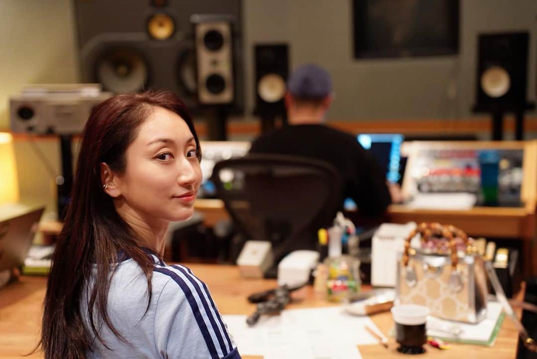Ms.OOJAのインスタグラム：「NEW ALBUM 「40」の最終TDが完了しました🎊  配信限定のEPの予定でしたが思いが溢れすぎて曲が出来すぎてしまったので、アルバムになって尚且つCDも出すことになりました💿  発売日は9/6です。  CDが欲しいと言ってくれてたおじゃファミが多かったので期待に応えられて嬉しいです☺️  発売イベントとかも出来るかなぁ〜  発売日までにあれやこれや、みんなを楽しませる準備はできてるので、みんなで良い夏にしましょうね☀️  写真の2枚目はAIで遊んでみました。片岡さん、振り返っててうけるw  #msooja #40」