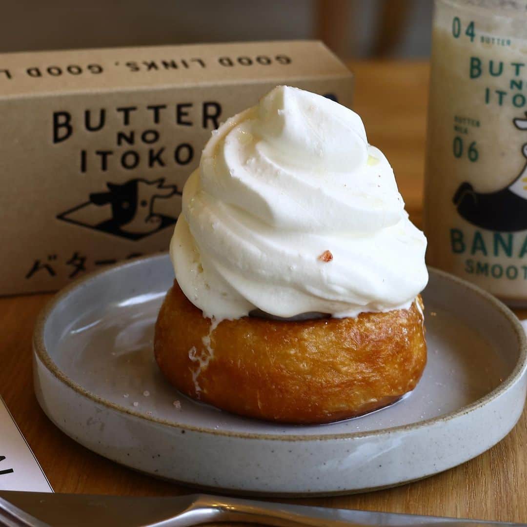 きょん。さんのインスタグラム写真 - (きょん。Instagram)「.  .  バターのいとこカフェ @butter_no_itoko  西日本にいると、 お土産とかで頂かない限り、 なかなか目にする機会がない 知る人ぞ知る銘菓「バターのいとこ」。  と言っても、 羽田空港でも取り扱われてるみたいだから、 知ってるー！！って方も多いかも。  本店は那須にあって、 併設されたカフェでは 生クリームとスキムミルクのアイスを乗っけた ドーナツもあり◎  オリーブオイルの風味がアクセント📝  店名:バターのいとこカフェ 住所:栃木県那須郡那須町高久乙2905−25  #バターのいとこ#バターのいとこカフェ#那須カフェ#那須高原 #japanesecafe#japantrip#ドーナツ」6月28日 18時03分 - kyon_tokiiro