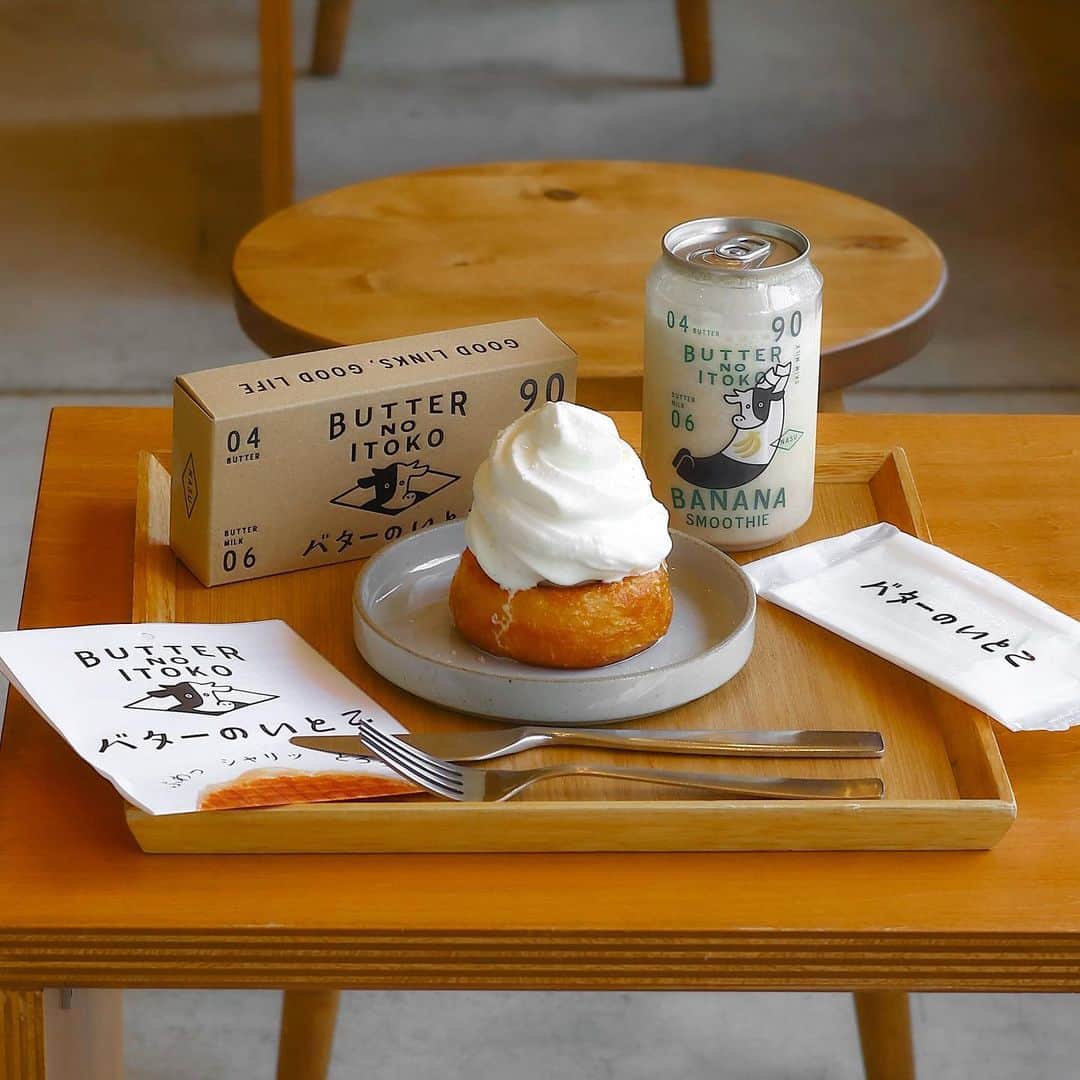 きょん。さんのインスタグラム写真 - (きょん。Instagram)「.  .  バターのいとこカフェ @butter_no_itoko  西日本にいると、 お土産とかで頂かない限り、 なかなか目にする機会がない 知る人ぞ知る銘菓「バターのいとこ」。  と言っても、 羽田空港でも取り扱われてるみたいだから、 知ってるー！！って方も多いかも。  本店は那須にあって、 併設されたカフェでは 生クリームとスキムミルクのアイスを乗っけた ドーナツもあり◎  オリーブオイルの風味がアクセント📝  店名:バターのいとこカフェ 住所:栃木県那須郡那須町高久乙2905−25  #バターのいとこ#バターのいとこカフェ#那須カフェ#那須高原 #japanesecafe#japantrip#ドーナツ」6月28日 18時03分 - kyon_tokiiro