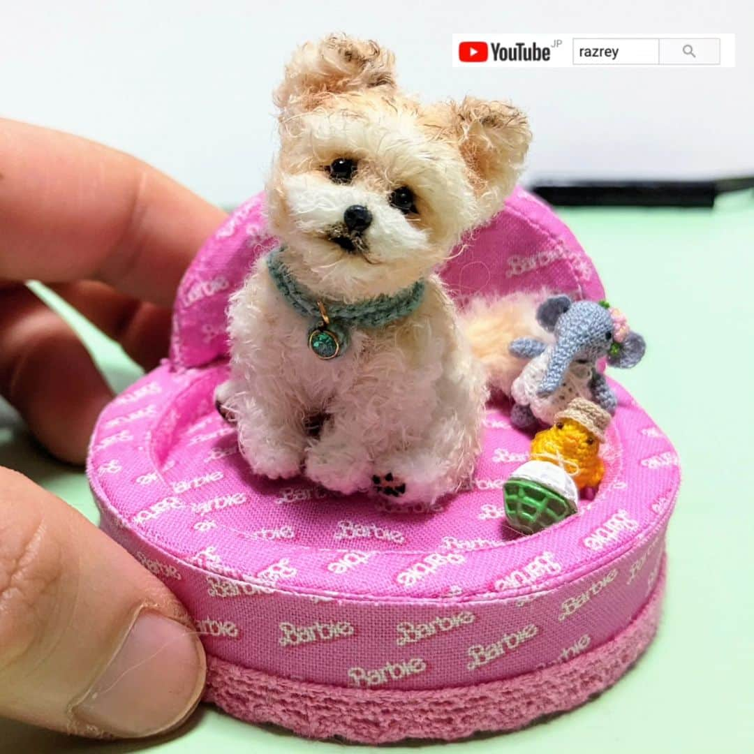 ラズリークロー（RAZREY CROW）のインスタグラム：「理想の布地を作りました✨それをベッドに🐕Handmade Bed✨体調が悪く全ての作業がスローダウン中🎥  #miniature #razrey  #razreycrow #youtubechannel #youtuber #youtubers #ユーチューバー #ユーチューブクリエイター #ユーチューブチャンネル #ミニチュア」