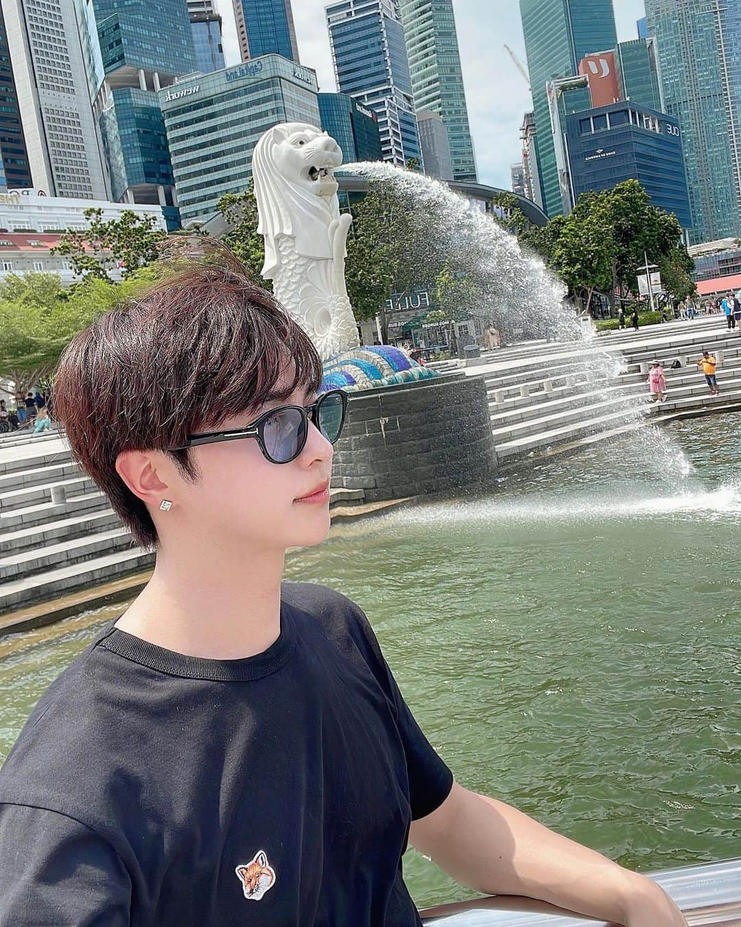 森光のインスタグラム：「シンガポール🇸🇬に行きました。 カジノ行ったら負けました。  Merlion🦁前回は工事中で水を出していませんでしたが,今回はマーライオンしてたので見れて良かったです🌱  旅は心と体を一新し、充実した人生を送るために大切なものですね🌏  【旅行の医学的なメリット5選‼️】  1. ストレス軽減：  日常のルーティンから離れてリラックスできるため、ストレスレベルが低下します。  2. 身体活動：  歩く、ハイキングするなどの身体活動により,心血管の健康が促進されます。  3. ビタミンD増加：  日光浴でビタミンD↑↑。ビタミンDは骨の健康や免疫力向上、気分の改善に重要です。  4. 知的刺激：  新しい体験や経験によって脳が刺激され、認知機能や創造性が向上します。  5. 睡眠パターンの改善：  適度な疲労により,良い睡眠が期待できます。  I traveled to Singapore.✈️🇸🇬 Traveling offers several health benefits:  1. Stress reduction  Traveling allows you to break away from daily routines and responsibilities, helping to reduce stress levels and improve mental well-being.  2. Physical activity  Many travel experiences involve physical activities such as hiking, walking tours, or water sports. Engaging in these activities can promote fitness and overall physical health.  3. Vitamin D boost  Sunlight is a natural source of Vitamin D, and the body produces it when the skin is exposed to sunlight.   4. Mental stimulation  Exploring new destinations, learning about different cultures, and engaging in novel experiences can stimulate your mind, enhance creativity, and improve cognitive function.  5. Improved sleep patterns  Moderate fatigue can contribute to better sleep quality.  Consult a healthcare professional before traveling, especially with specific health concerns or pre-existing conditions.  #worldtraveler  #merlion  #merlionpark  #singapore  #旅人 #シンガポール旅行 #マーライオン #マーライオンパーク #美容外科医 #美容ドクター #医者 #医師 #海外旅行 #医学」