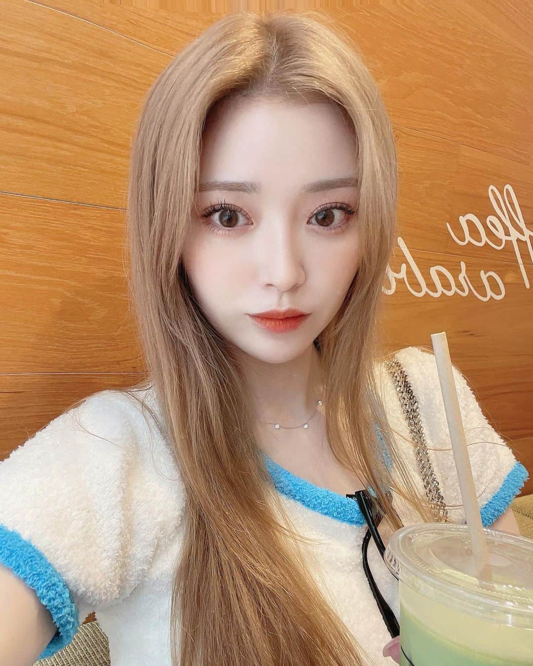 山本月のインスタグラム：「髪明るくすると肌もより白く見えるっぽい☁️  #selfie」
