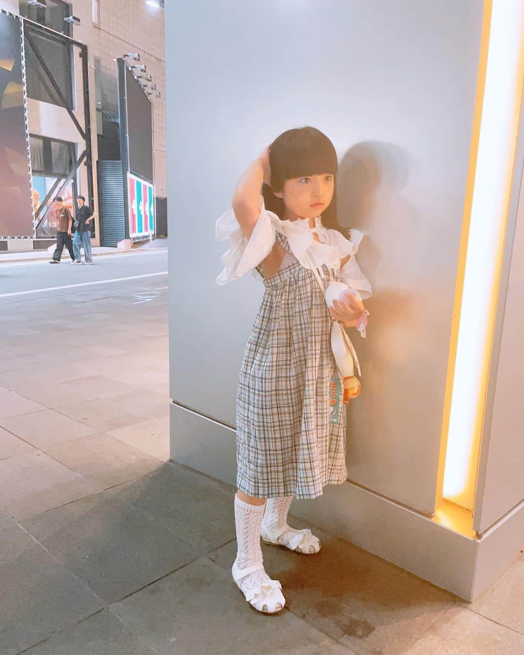 板橋よしえさんのインスタグラム写真 - (板橋よしえInstagram)「. aikoちゃんのライブ「Love Like Pop vol.23」を観にNHKホールへ！ なんと！この日は5年振り！50回目となるNHKホールでの公演😳👏✨凄いー！  今回は6歳になった娘と一緒に行きました。 娘がaikoちゃんのライブを初めて観たのは2018年の「Love Like Aloha vol.6」🍍🌺🌴🏄🏏5年振りの参戦です。 キラキラテープを持って音楽に合わせてフリフリしたり、"男子女子"でも手をあげたり、最後aikoちゃんが袖に帰るときも手を振って、「あいこちゃんのライブ、楽しかった～」と、とっても楽しんでました☺️一緒にライブ行ける歳になってうれしいなー。 肩出しのお洋服に憧れている娘は、この日のaikoちゃんの衣装がセクシーな肩出しだったので「あいこちゃんのお洋服、かわいいね♡」と言っていました。  ステージの端から端まで会場ひとりひとりに届けようとしている姿、くるくると楽しそうに歌うaikoちゃんはパワフルでかわいくて最強でした。  aikoちゃん❤️ありがとー❤️ @aiko15_official 🐶  #aiko #lovelikepop23 #llp23」6月28日 18時19分 - candy_yoshie