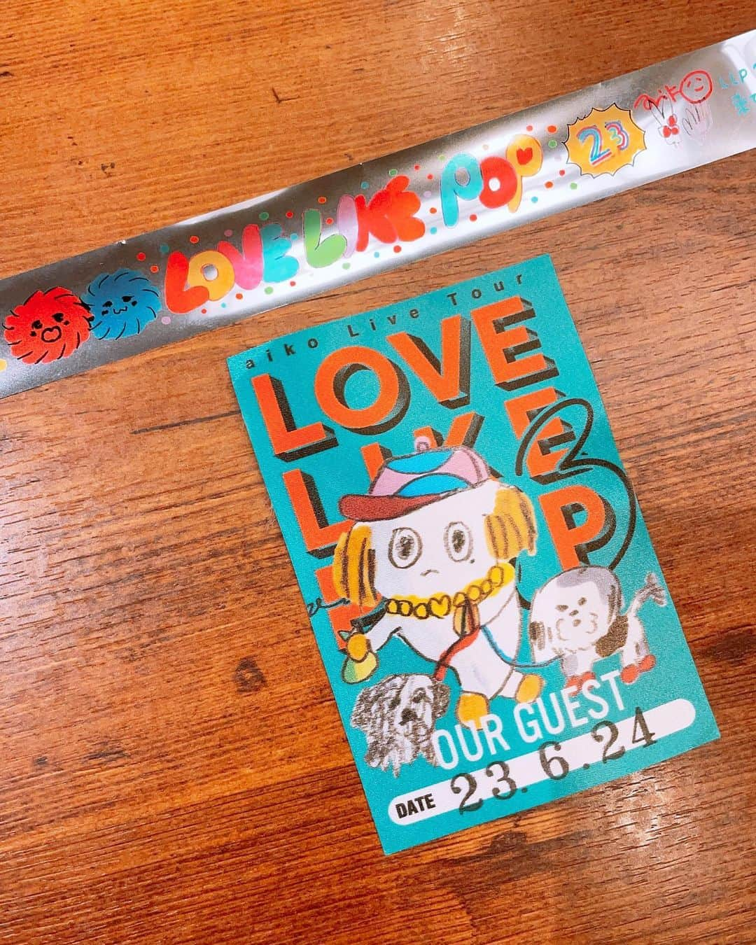 板橋よしえさんのインスタグラム写真 - (板橋よしえInstagram)「. aikoちゃんのライブ「Love Like Pop vol.23」を観にNHKホールへ！ なんと！この日は5年振り！50回目となるNHKホールでの公演😳👏✨凄いー！  今回は6歳になった娘と一緒に行きました。 娘がaikoちゃんのライブを初めて観たのは2018年の「Love Like Aloha vol.6」🍍🌺🌴🏄🏏5年振りの参戦です。 キラキラテープを持って音楽に合わせてフリフリしたり、"男子女子"でも手をあげたり、最後aikoちゃんが袖に帰るときも手を振って、「あいこちゃんのライブ、楽しかった～」と、とっても楽しんでました☺️一緒にライブ行ける歳になってうれしいなー。 肩出しのお洋服に憧れている娘は、この日のaikoちゃんの衣装がセクシーな肩出しだったので「あいこちゃんのお洋服、かわいいね♡」と言っていました。  ステージの端から端まで会場ひとりひとりに届けようとしている姿、くるくると楽しそうに歌うaikoちゃんはパワフルでかわいくて最強でした。  aikoちゃん❤️ありがとー❤️ @aiko15_official 🐶  #aiko #lovelikepop23 #llp23」6月28日 18時19分 - candy_yoshie