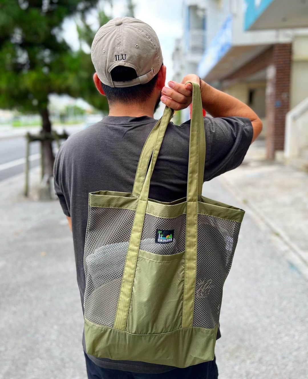 original brand 【ilu098】のインスタグラム：「New BAG メッシュ素材のトートバッグ カーキ色とブラック色をご用意。 この夏の最高のお出かけへ♫  《販売》 6/29(木) 店舗: 11時~ Web: 19時~  #ilu098 #おきなわ #沖縄ファッション」