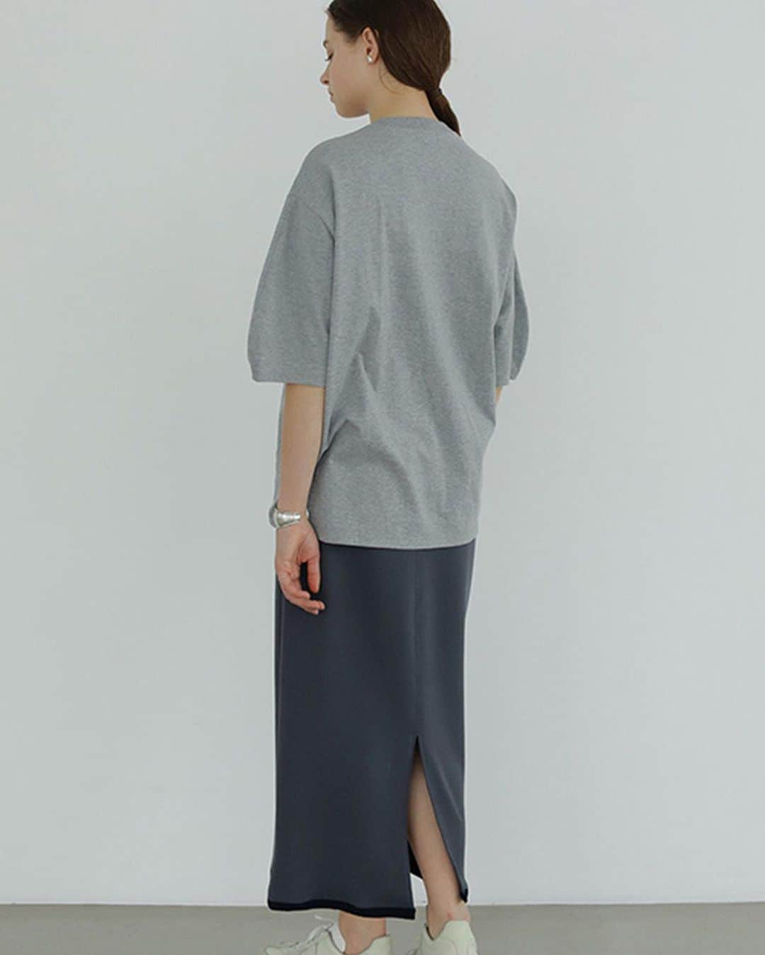 ELLE SHOP_JPさんのインスタグラム写真 - (ELLE SHOP_JPInstagram)「【本日6/28 18時より】数量限定のAMERICANA×MANOF×ELLE SHOPコラボアイテムが解禁！  注目ブランド「MANOF / マノフ」が期間限定でエル・ショップに登場。シンプルで飾らない快適さをテーマに、袖を通したときの肌触りや気になる体のラインのカバー力とともに、ほどよい時代感と女性らしさを感じさせるデザインにこだわっている同ブランド。 争奪戦必至なので、早速画面をスワイプ&タップでチェックして☞  #マノフ #アメリカーナ #エルショップ #コラボアイテム #新作 #ファッション #MANOF #AMERICANA #ELLESHOP #fashion #new @manof_official」6月28日 18時12分 - elleshop_jp