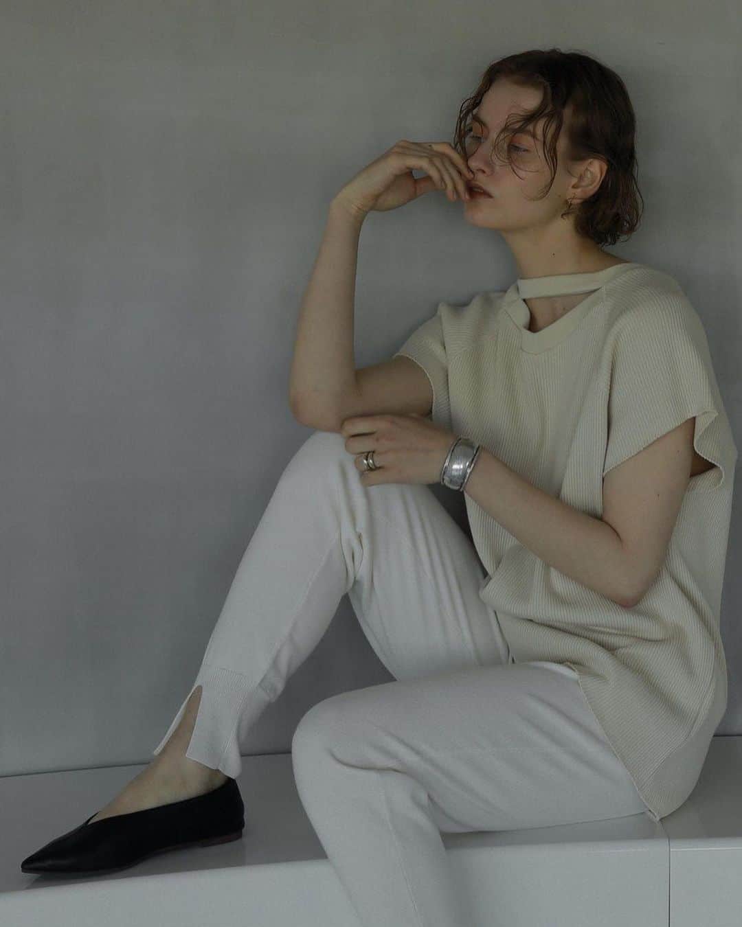 のインスタグラム：「【本日6/28 18時より】数量限定のAMERICANA×MANOF×ELLE SHOPコラボアイテムが解禁！  注目ブランド「MANOF / マノフ」が期間限定でエル・ショップに登場。シンプルで飾らない快適さをテーマに、袖を通したときの肌触りや気になる体のラインのカバー力とともに、ほどよい時代感と女性らしさを感じさせるデザインにこだわっている同ブランド。 争奪戦必至なので、早速画面をスワイプ&タップでチェックして☞  #マノフ #アメリカーナ #エルショップ #コラボアイテム #新作 #ファッション #MANOF #AMERICANA #ELLESHOP #fashion #new @manof_official」