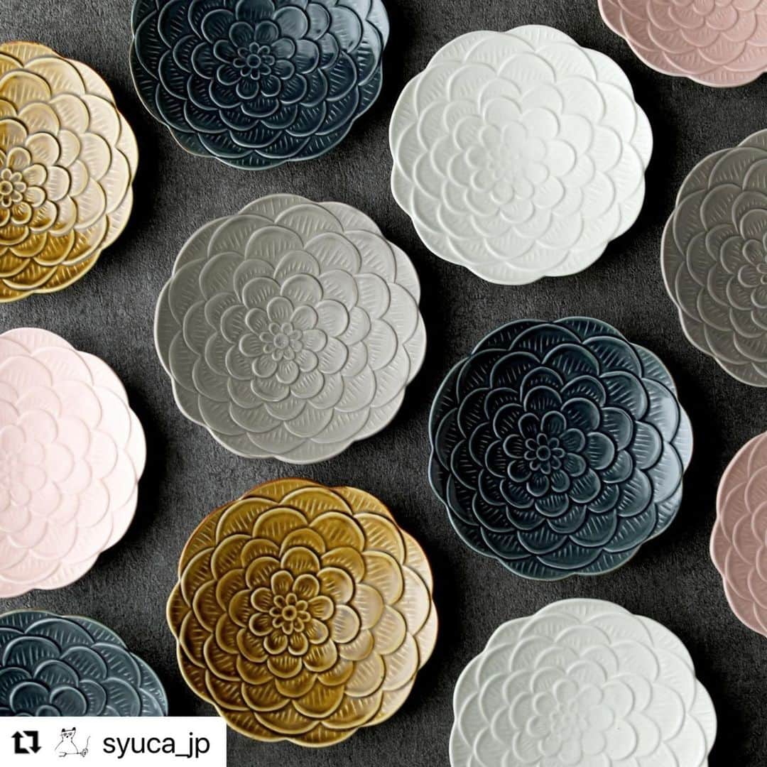 阿部春弥のインスタグラム：「・ よろしくお願いします！ ・  #Repost @syuca_jp with @use.repost ・・・ 【阿部春弥 陶展は7月1日スタートです！】  新色のグレー。牡丹皿にも仲間入りしました。阿部さんのうつわは、定番のアイテムも多いので、お気に入りを買い足しできるのも嬉しいですね。 ------------------------- ・暮らしに寄り添う色とりどりのうつわ  長野で作陶されている阿部春弥さん。阿部さんのうつわは、和も洋も感じるうつわが多く食卓のどのシーンにも馴染んでくれます。 今回の個展では、新しく手掛けられている釉薬のうつわや、照明や花器なども届けてくださいます。たくさんの作品が届きますのでご期待ください。  ・information 期間：2023年7月1日(土)〜7月9日(日)  在店：初日（予定）  場所：大阪市中央区谷町6-15-22  営業時間：12:00 〜17:00  定休日：水曜日、木曜日   ・WEB展 https://www.syuca.jp/shopbrand/abeharuya/ オンラインショップでも販売予定です。(日時は後日告知)  #阿部春弥　 #うつわ #器 #作家の器 #陶芸 #食器 #pottery #作家のうつわ #ceramic #陶器 #磁器 #木工 #趣佳 #syuca #からほり #空掘商店街 #松屋町 #谷町六丁目 #谷6 #谷六」