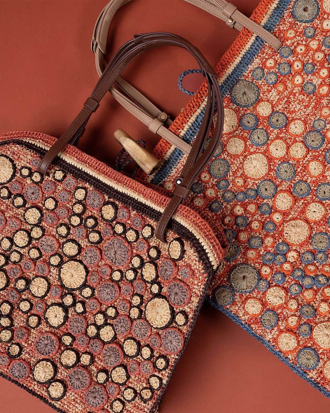 ジャマンピュエッシュのインスタグラム：「We adore this raffia tote bags with a motif inspired by the octopus pulps. Find the last pieces now on sales up to 20% off.  #jaminpuech #raffiabag #totebag #summerbag #handmade #woven」
