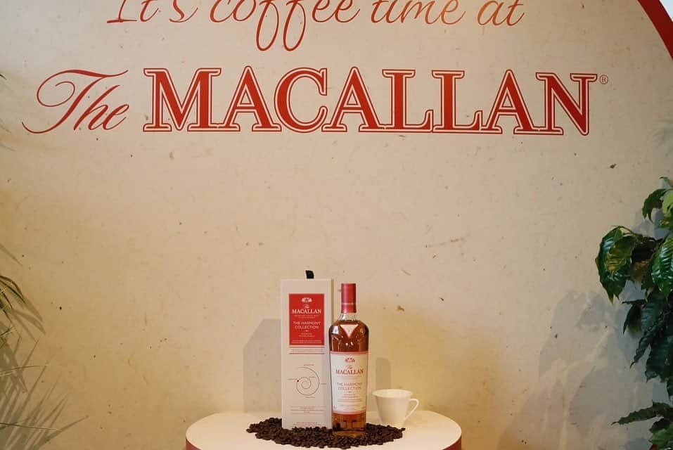 小森隼さんのインスタグラム写真 - (小森隼Instagram)「ザ・マッカランから限定販売される「ハーモニーコレクション インテンスアラビカ」の世界観を体験させて頂きました！！ 「It’s coffee time at The Macallan ~二つの世界が共鳴し合う時間~」をテーマに 特別展示のご紹介やスペシャルコーヒーや限定ボトルの試飲をさせて頂き、自分の大好きなコーヒーの世界観とウィスキーの共存と共鳴は物凄く刺激的でエネルギーを貰える空間でした‼️  世界がまた一つ広がりました✨  @themacallan_japan #ザマッカラン #マッカラン #ハーモニーコレクション」6月28日 18時20分 - hayatokomori_official