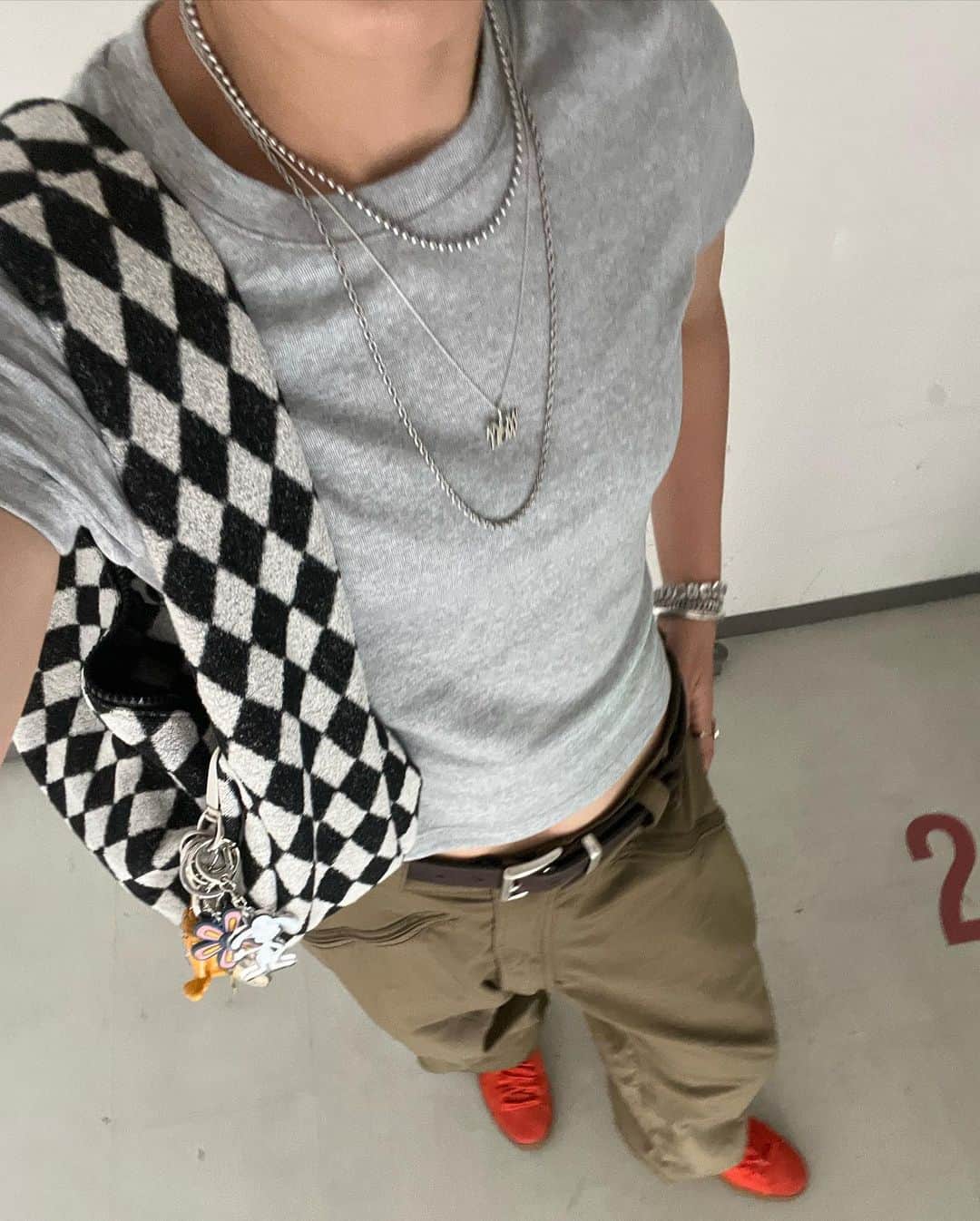 畠山千明さんのインスタグラム写真 - (畠山千明Instagram)「毎日のゆる〜い洋服達✊🏻✊🏻 コーディネート載せてほすゥ〜とよく言われるのですが、毎日主婦生活なので人が帰ってくる時間にはもう日が落ちてるとです。 なので人といる時は忘れないかぎり撮ってもらうんだけど、撮ったこと忘れて時差がでてしまう今日この頃。」6月28日 18時17分 - hatakeyama_chiaki