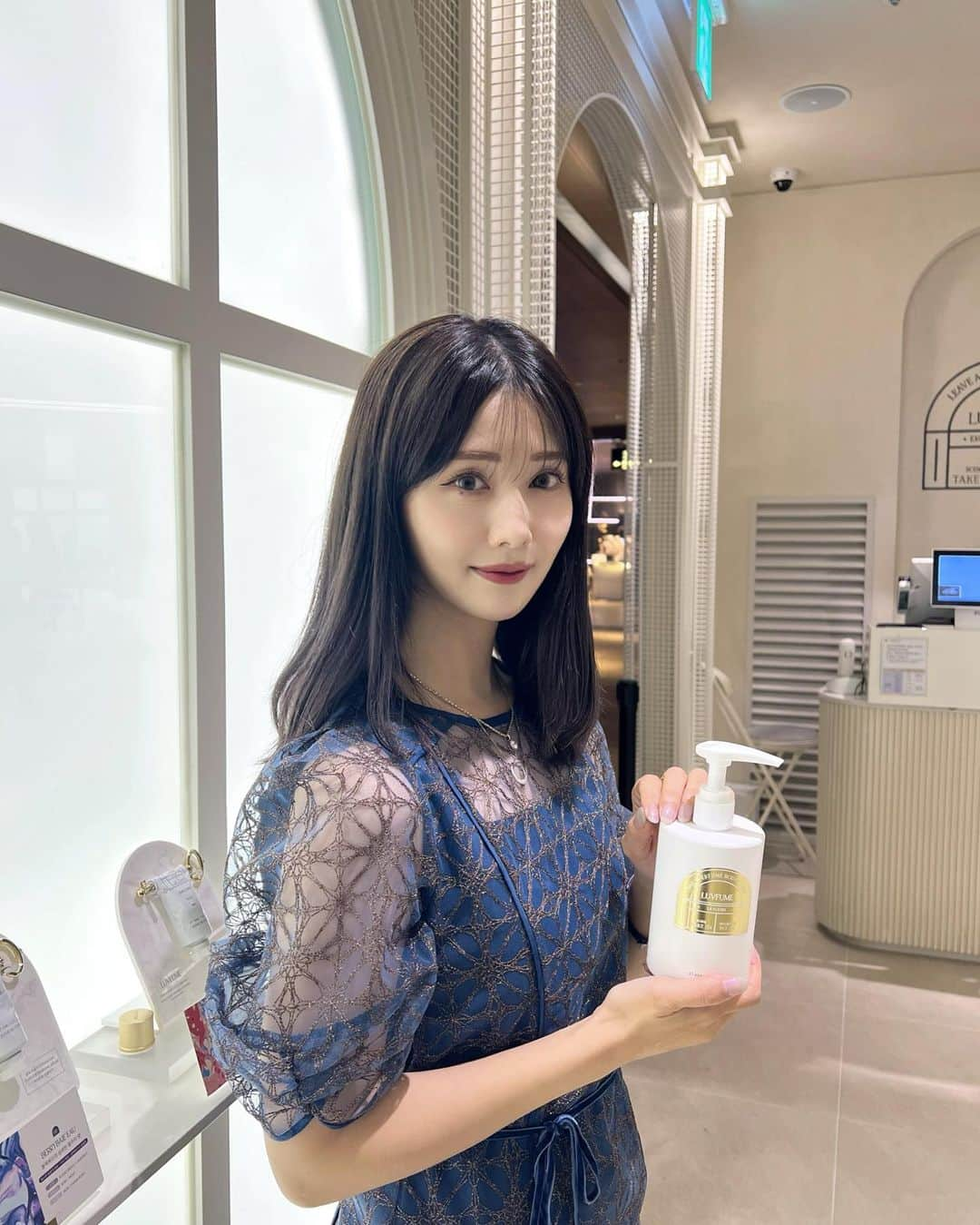 一木美里さんのインスタグラム写真 - (一木美里Instagram)「🦋💙🩵 【#LUVFUME 】COEX パルナスモール店取材へ伺った記事がUPされましたしました:)📰✨今注目のハンド/ボディケア/ルームフレグランスなどのライフスタイルブランド【 @luvfume_official 】✨   ”香りは記憶の扉を開く鍵”がコンセプト🗝️うっとりする香りは記憶に刻まれること間違いなしです🦋✨  読者の皆様にギフトもいただいたのでぜひご応募ください🫶🏻 ▷▷▷ @tokyoheadline ✔︎  #kbeauty#beautyproducts#韓国コスメ#韓国美容#韓国コスメレビュー#韓国旅行#ラフューム#러퓸」6月28日 18時18分 - misato_ichiki